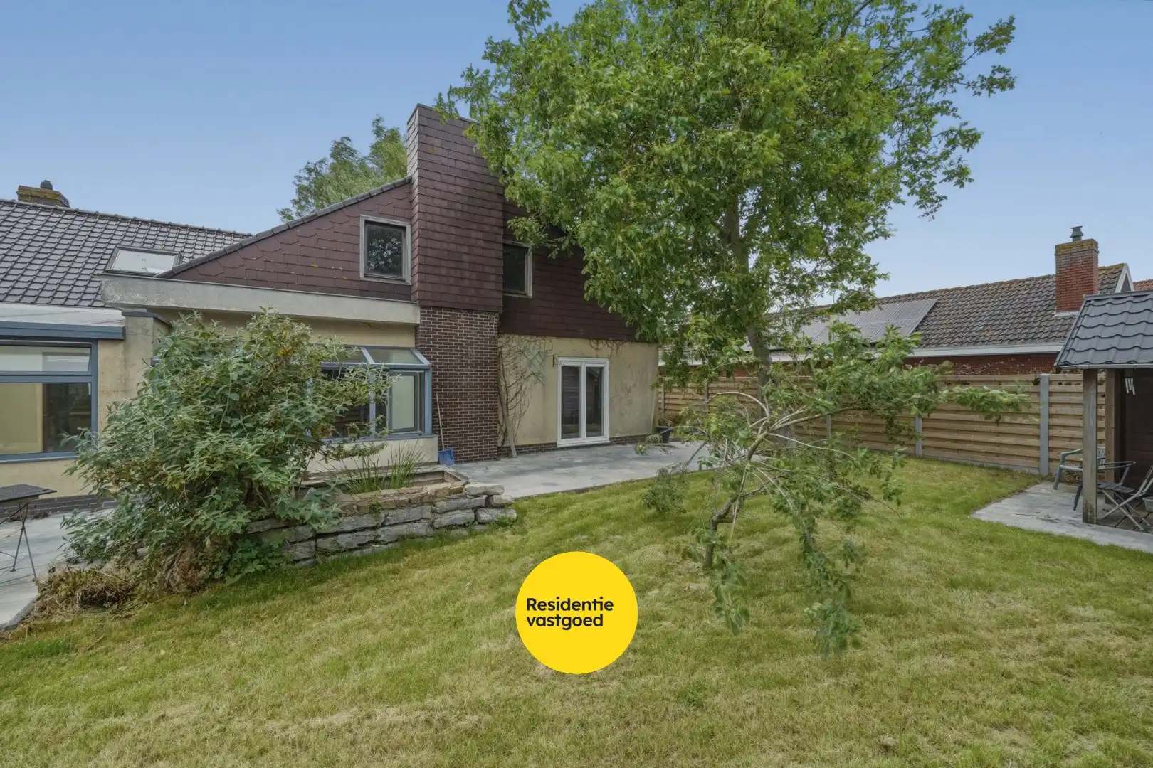 Vrijstaande bungalow met veel potentieel langs het water in hartje Oudenburg foto 3