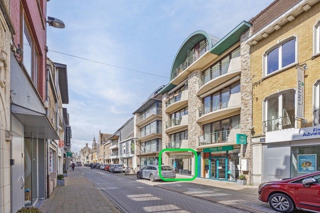 VEURNE: Commercieel gelegen investeringspand, handelsgelijkvloers van ca 65m² met dubbele garagebox in dé winkelstraat in het historisch centrum van Veurne (verhuurd). foto 10