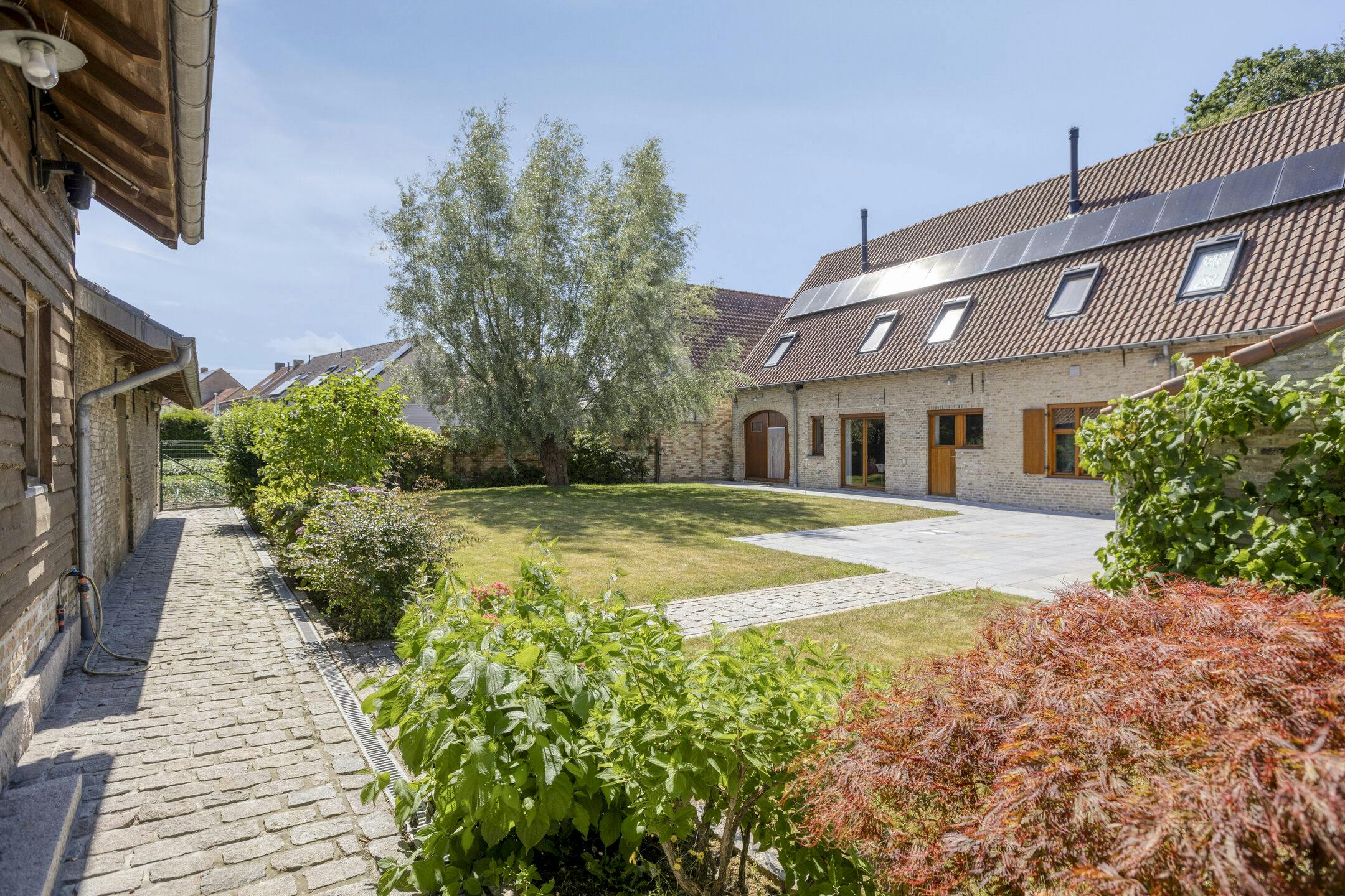 Ruime, energiezuinige woning met bijgebouw op 1.700m² in Beauvoorde. foto 3