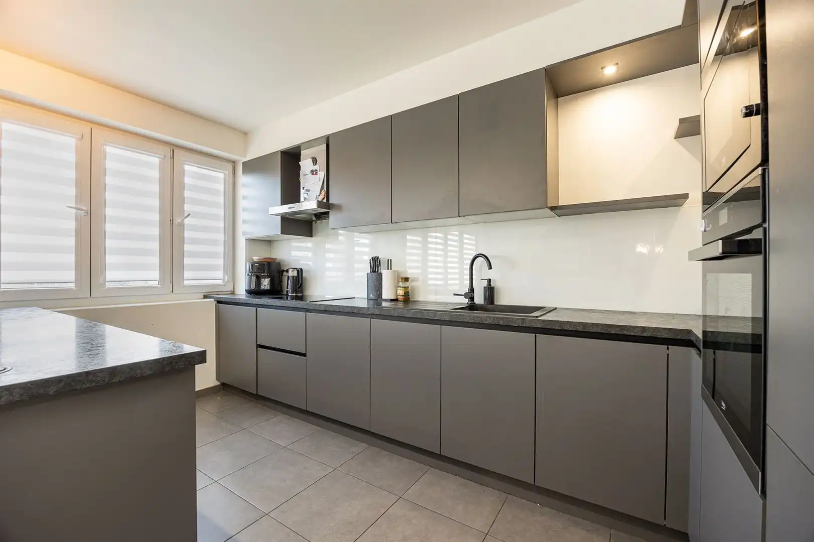 Tussen twee parken: licht appartement met tuin en garage foto 8