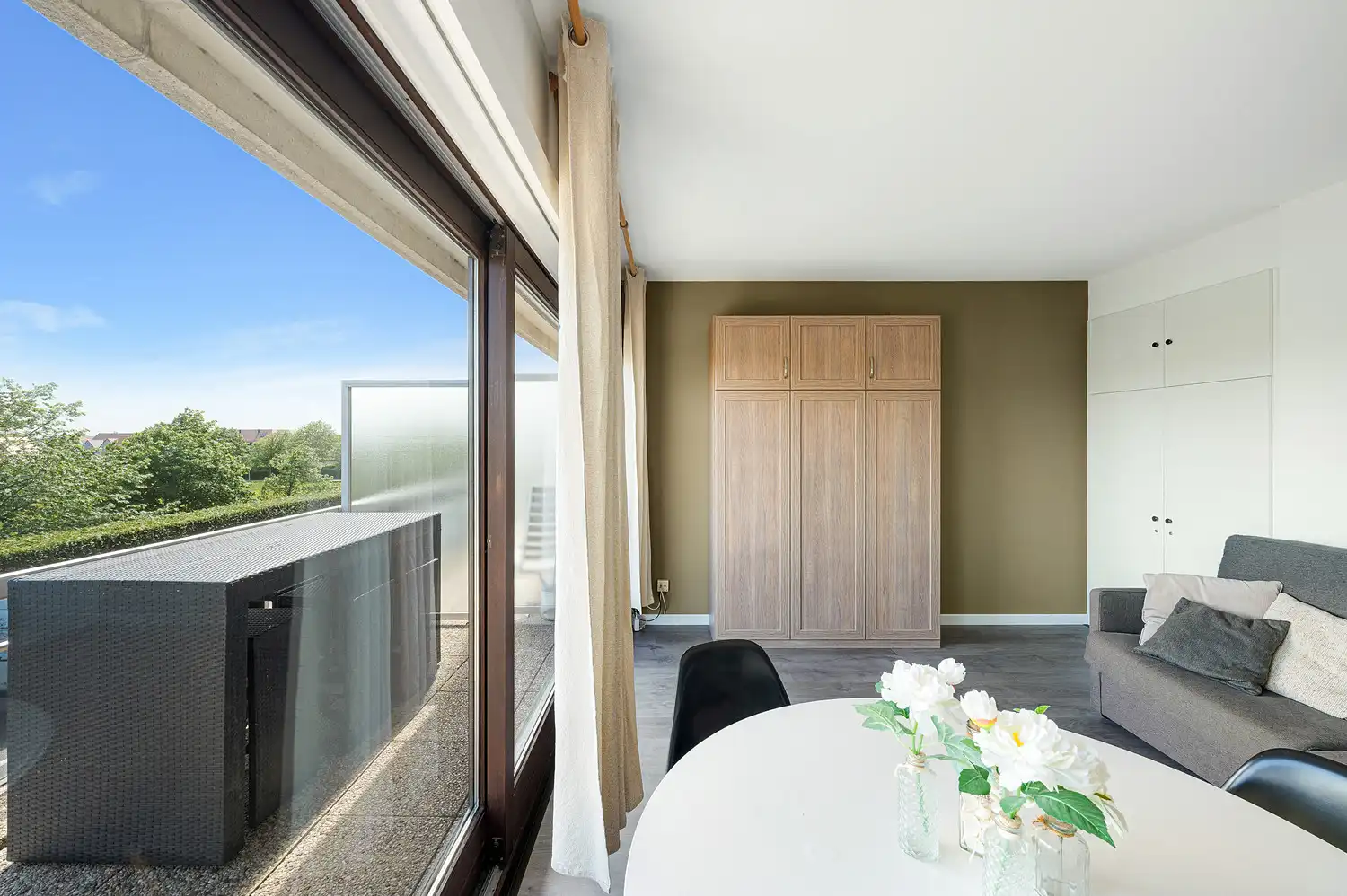 Mooie gemeubelde studio met groot terras foto 3