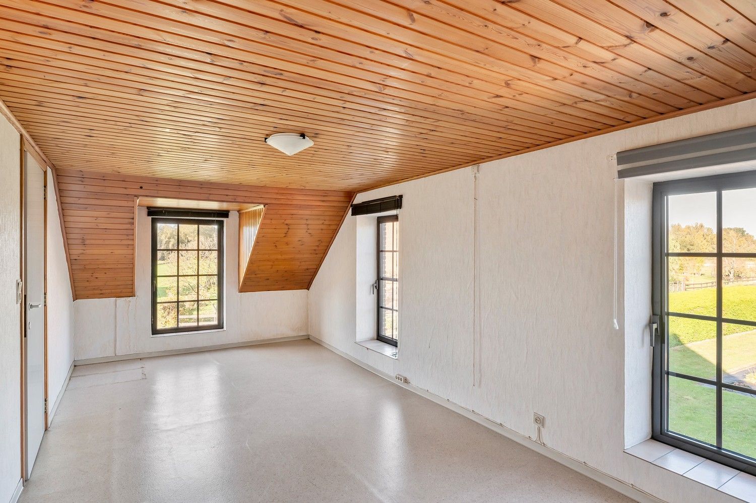 Ruime open bebouwing met loods en garages op ca. 1,7 ha – landelijke ligging in agrarisch gebied. foto 24