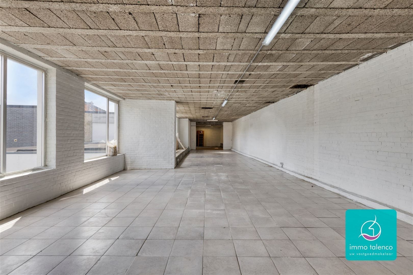Showroom / loods / kantoorruimte / winkel op 6 a 15 ca - 565 m² foto 21