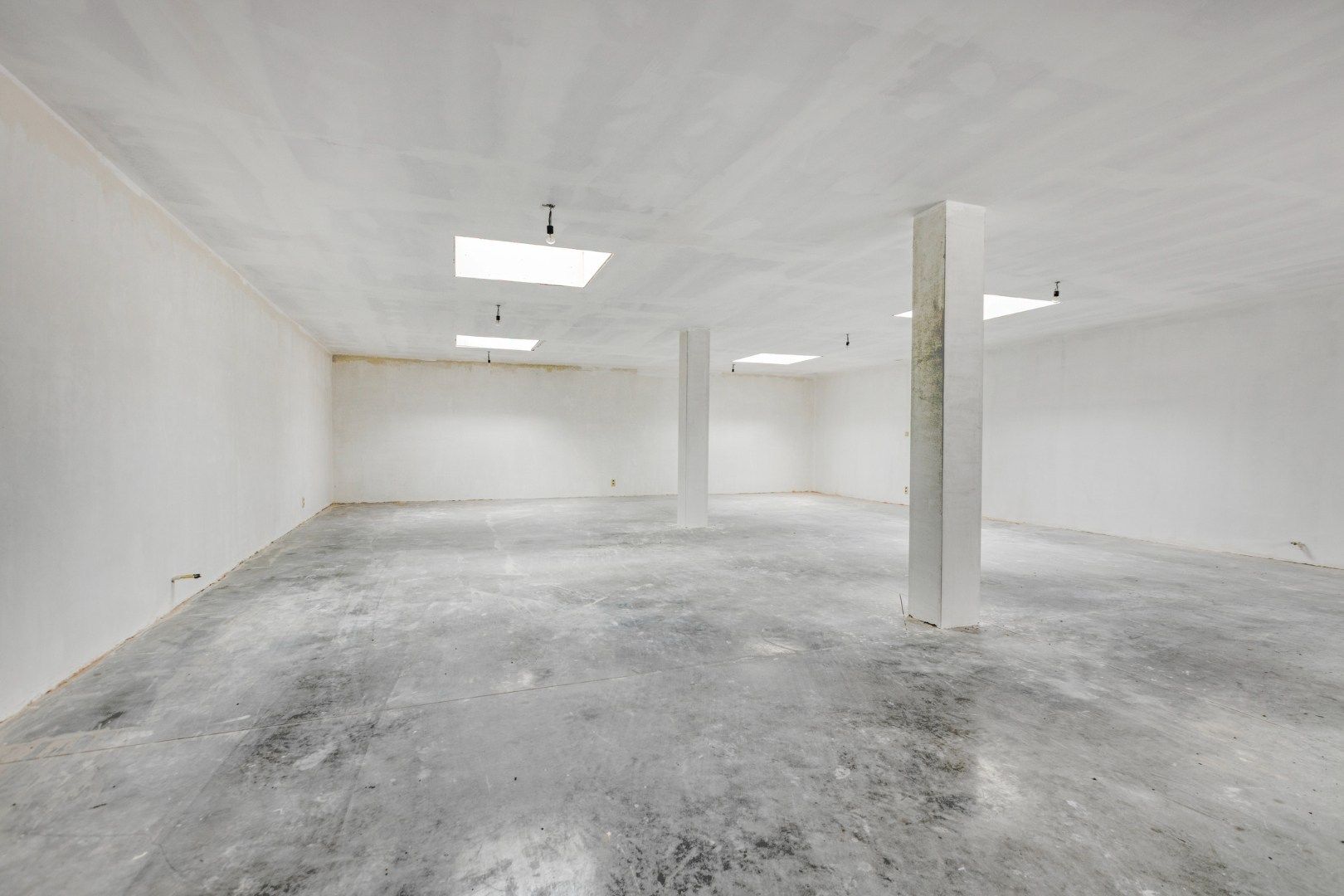 Ruime handelspand van 243 m² centraal gelegen in Mol centrum !  foto 4