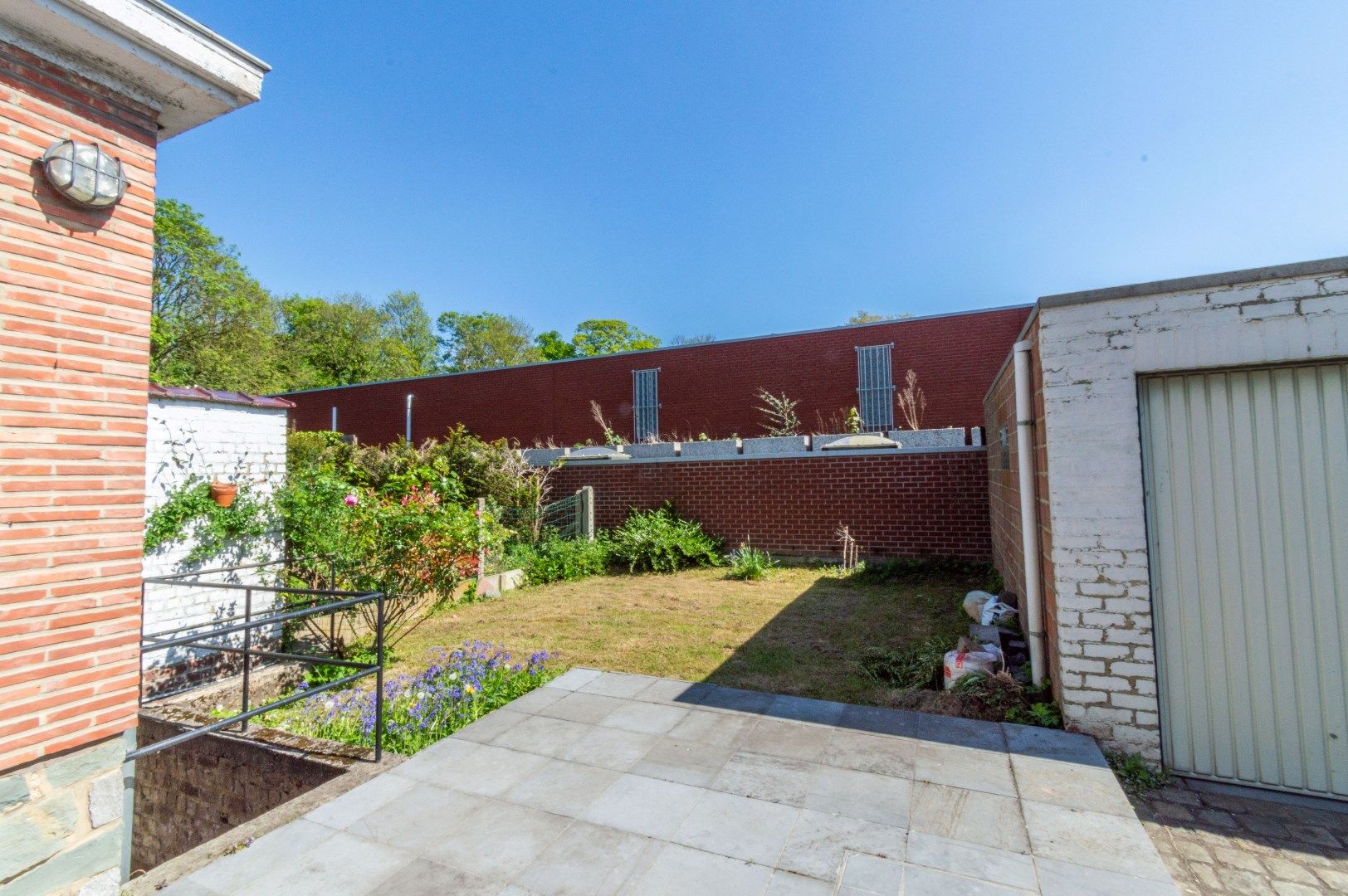  Ruime en goed onderhouden driegevel-woning met 3 slaapkamers, 2 terrassen, tuin, garage en oprit met plaats voor meerdere wagens foto 4