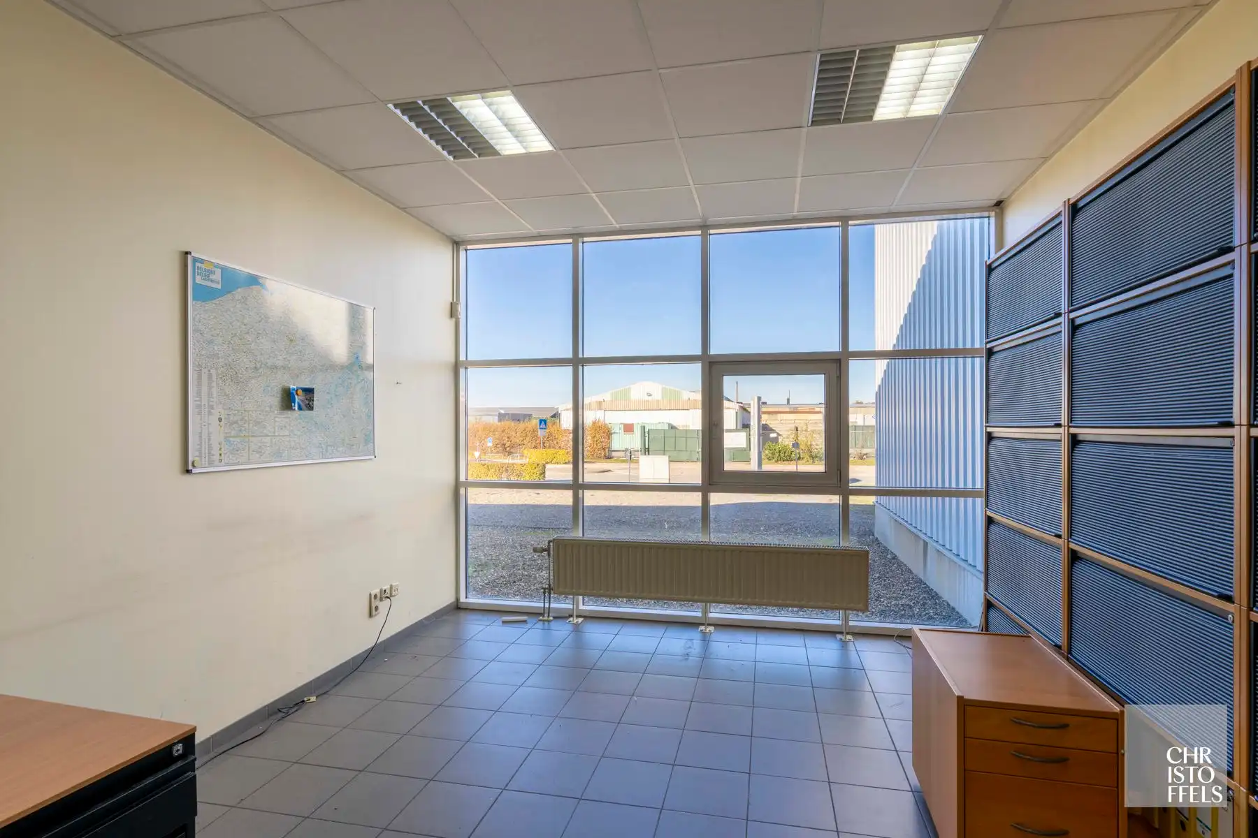 Functioneel bedrijfsgebouw op 4.445m² met magazijn/werkplaats (1.231 m²) en kantoorruimtes (197 m²) nabij de E314 foto 5