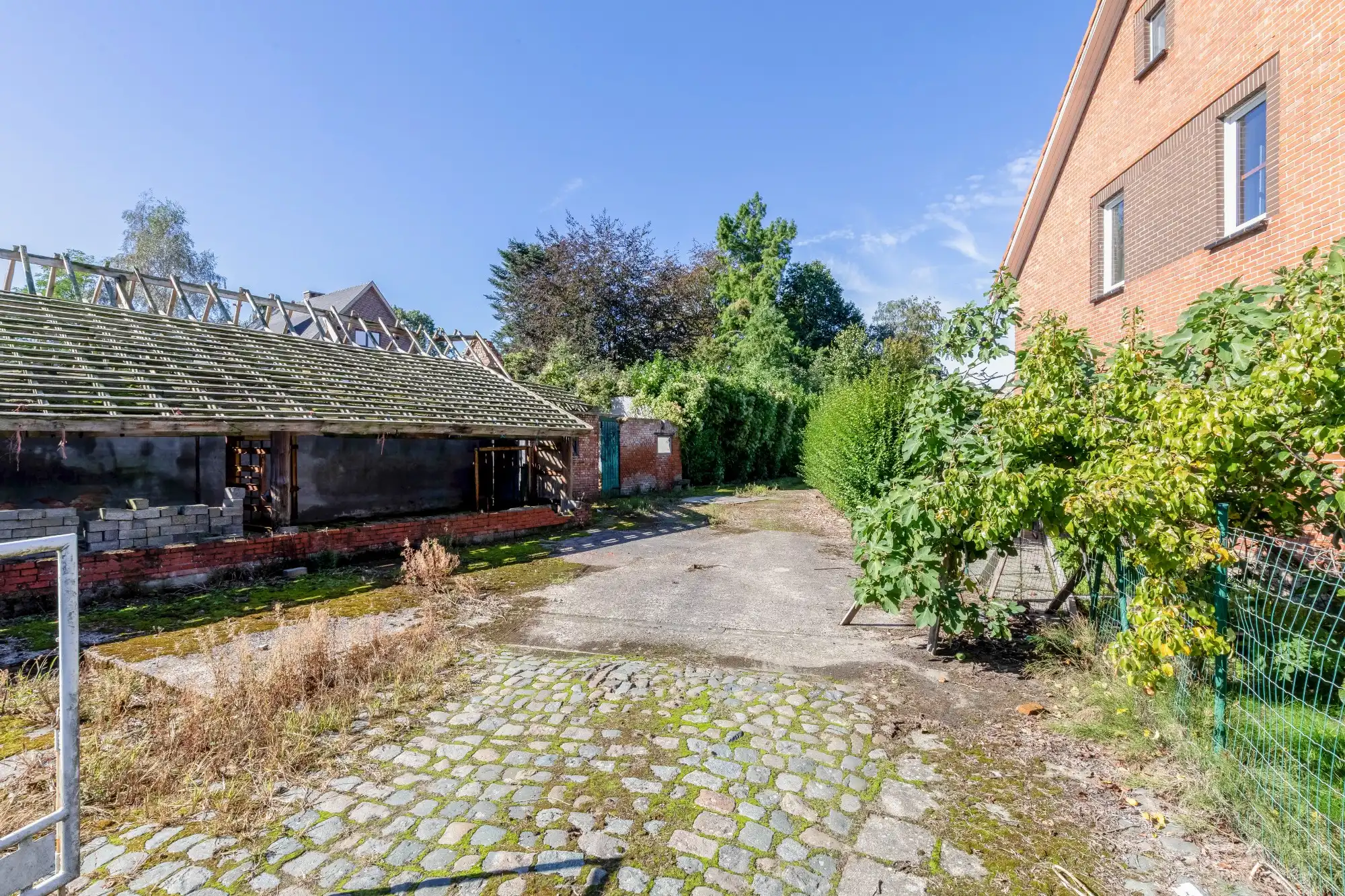 Voormalige hofstede met stallingen op perceel van 3016 m² dicht bij het centrum van Sint-Niklaas foto 3