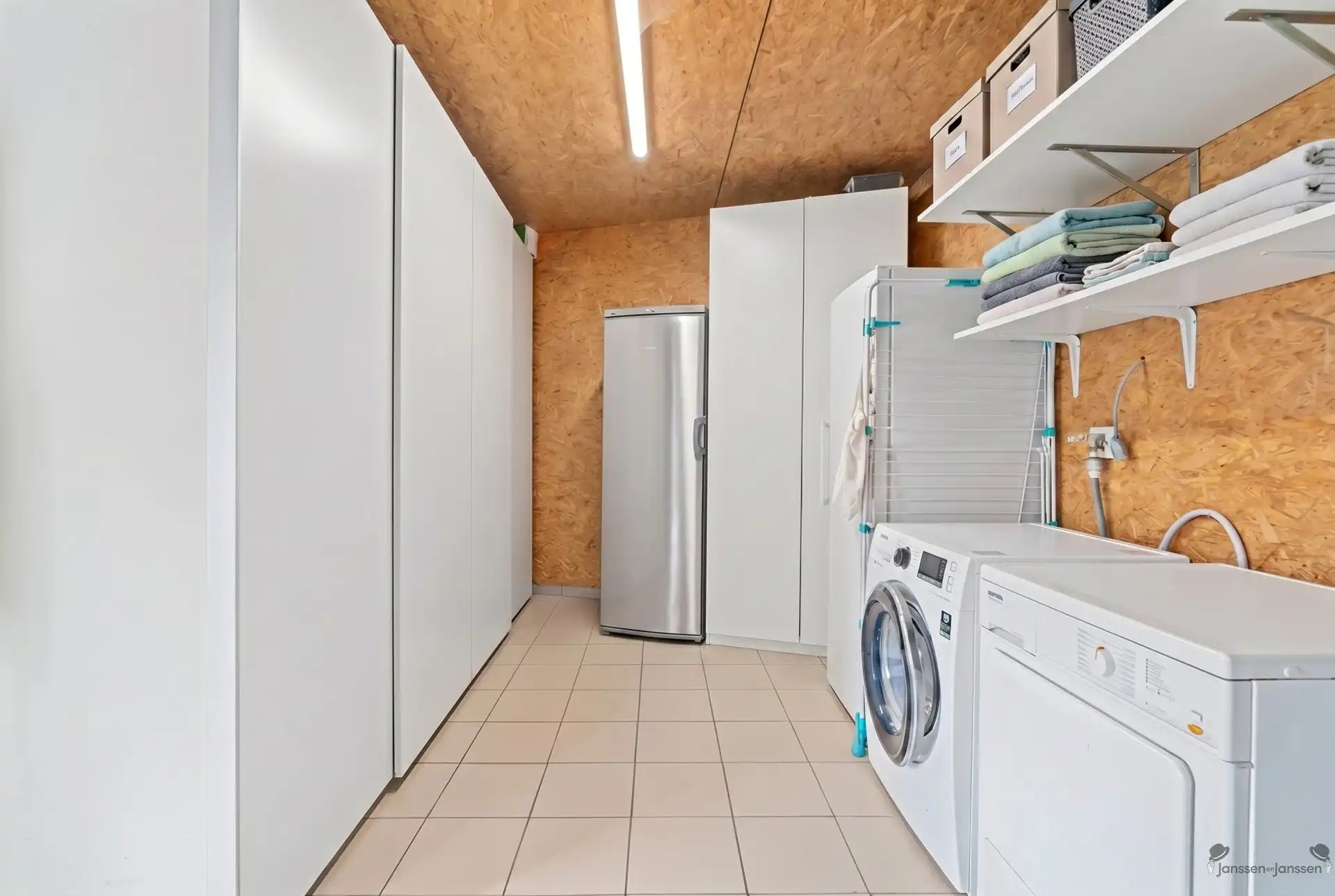 Karaktervolle, volledig gerenoveerde woning met ruime tuin en uitzicht op paardenweide foto 16