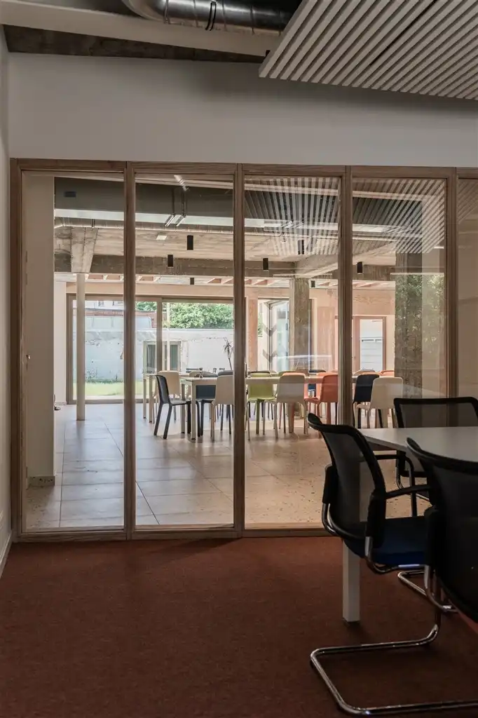 Single tenant gerenoveerd kantoorgebouw van 890m² foto 9