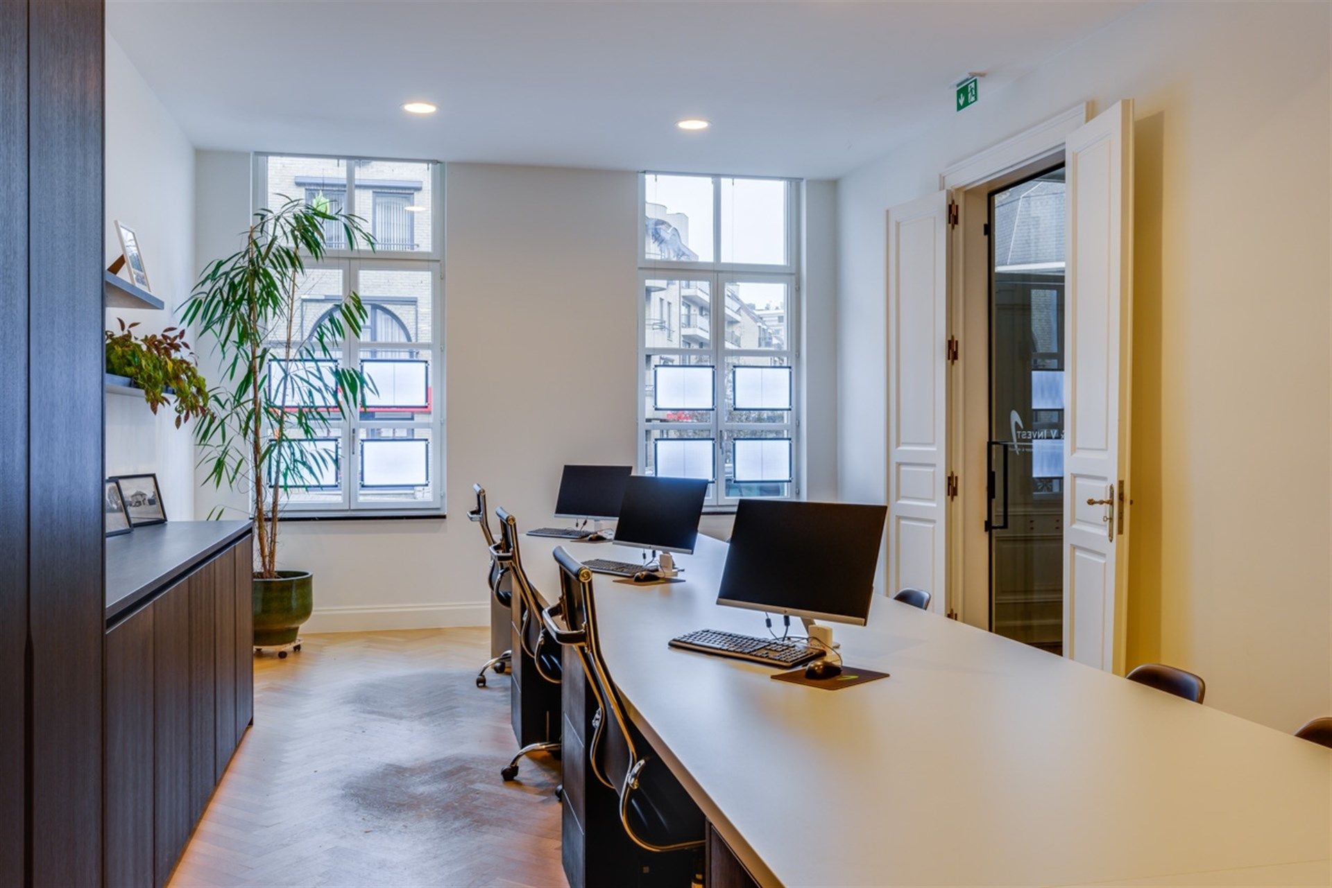 Representatief kantoor- of handelspand op topligging aan het Keizersplein in Aalst foto 2