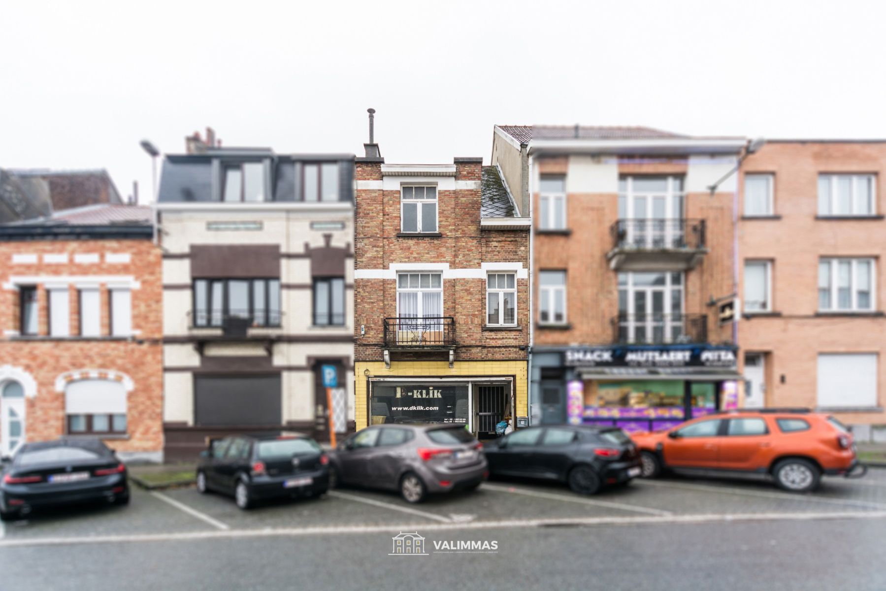 Hoofdfoto van de publicatie: Een te renoveren (handels)woning met atelier en tuintje... 