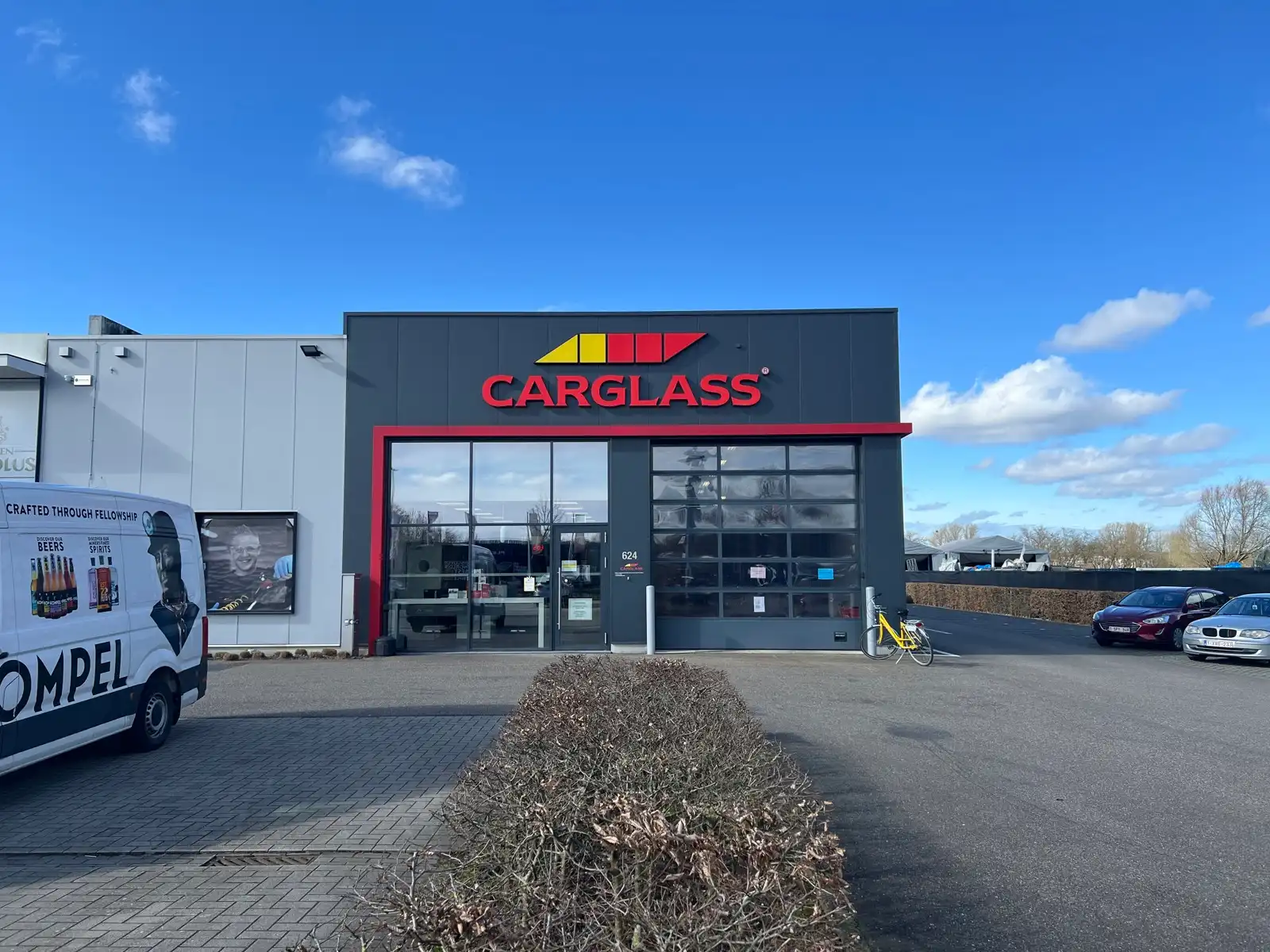 COMMERCIËLE RUIMTE 1.000M² MET PARKING LANGS RIJKSWEG IN MAASMECHELEN.  foto {{pictureIndex}}