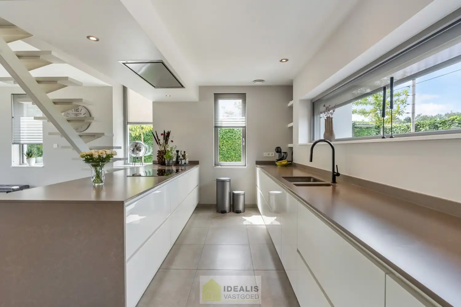 IDEALIS VASTGOED – ROYALE, INSTAPKLARE EN PERFECT ONDERHOUDEN GEZINSWONING DEWELKE OP EEN ELEGANTE MANIER WERD AANGEPAST AAN MINDERVALIDEN OP EEN RUIM EN RUSTIG PERCEEL VAN 11A 55CA foto 11