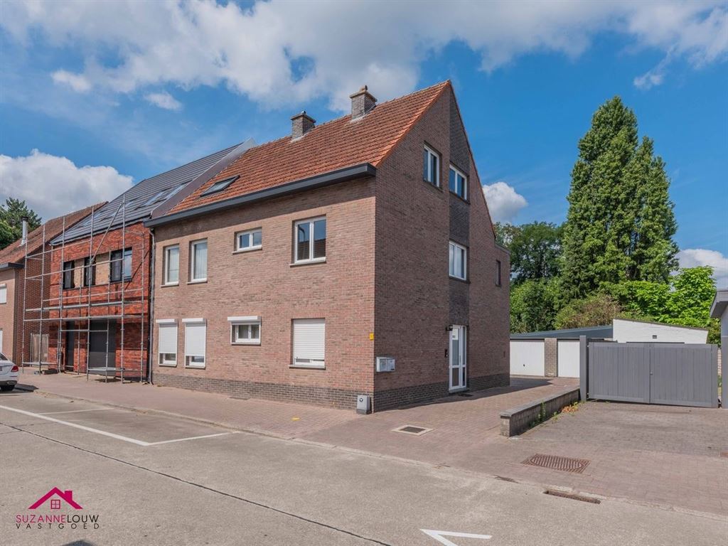 Ruim duplexappartement met 3 slaapkamers foto {{pictureIndex}}