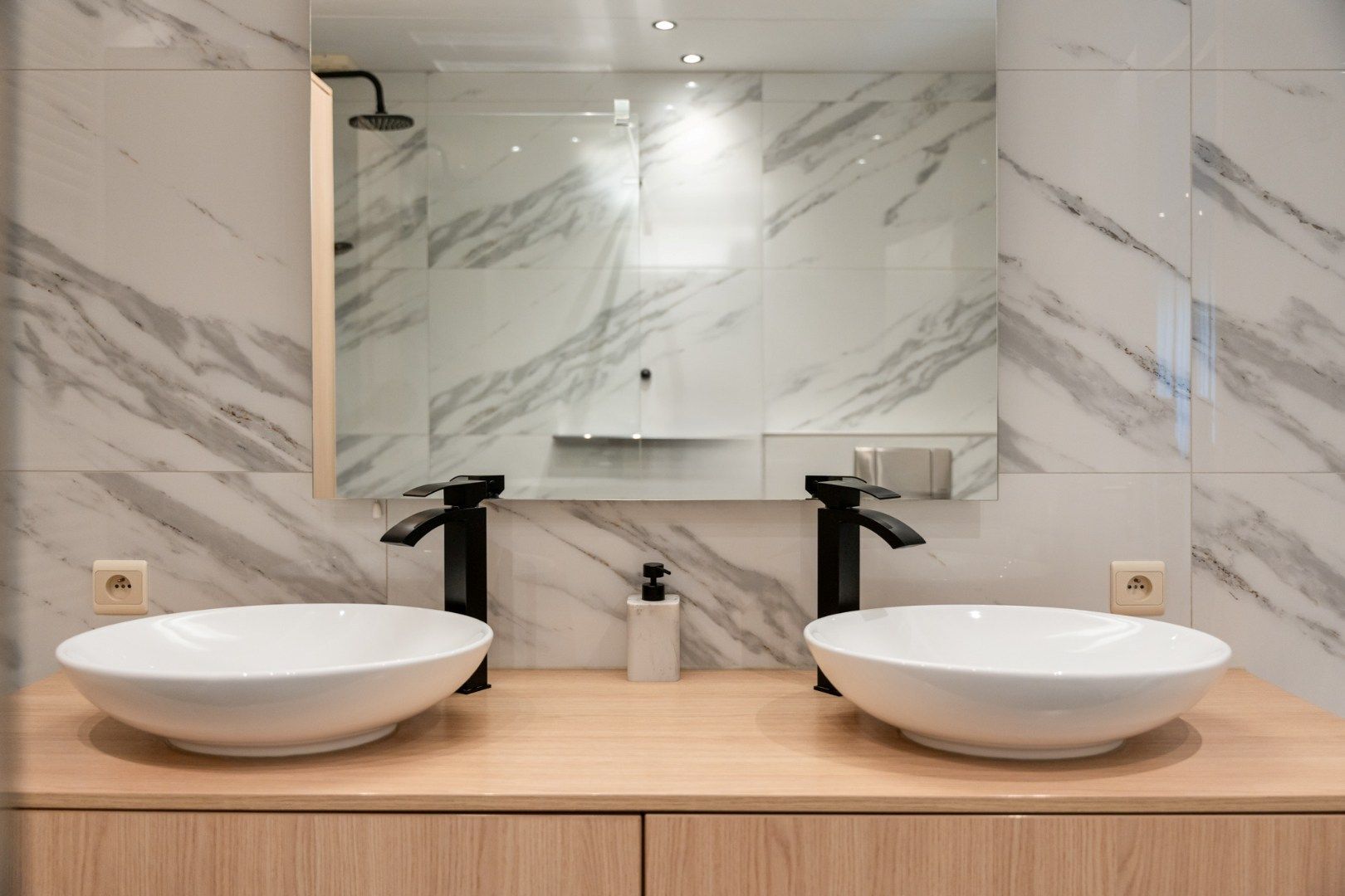 Zeer ruime, goed afgewerkte woning met diverse mogelijkheden nabij het centrum van Maaseik! foto 19