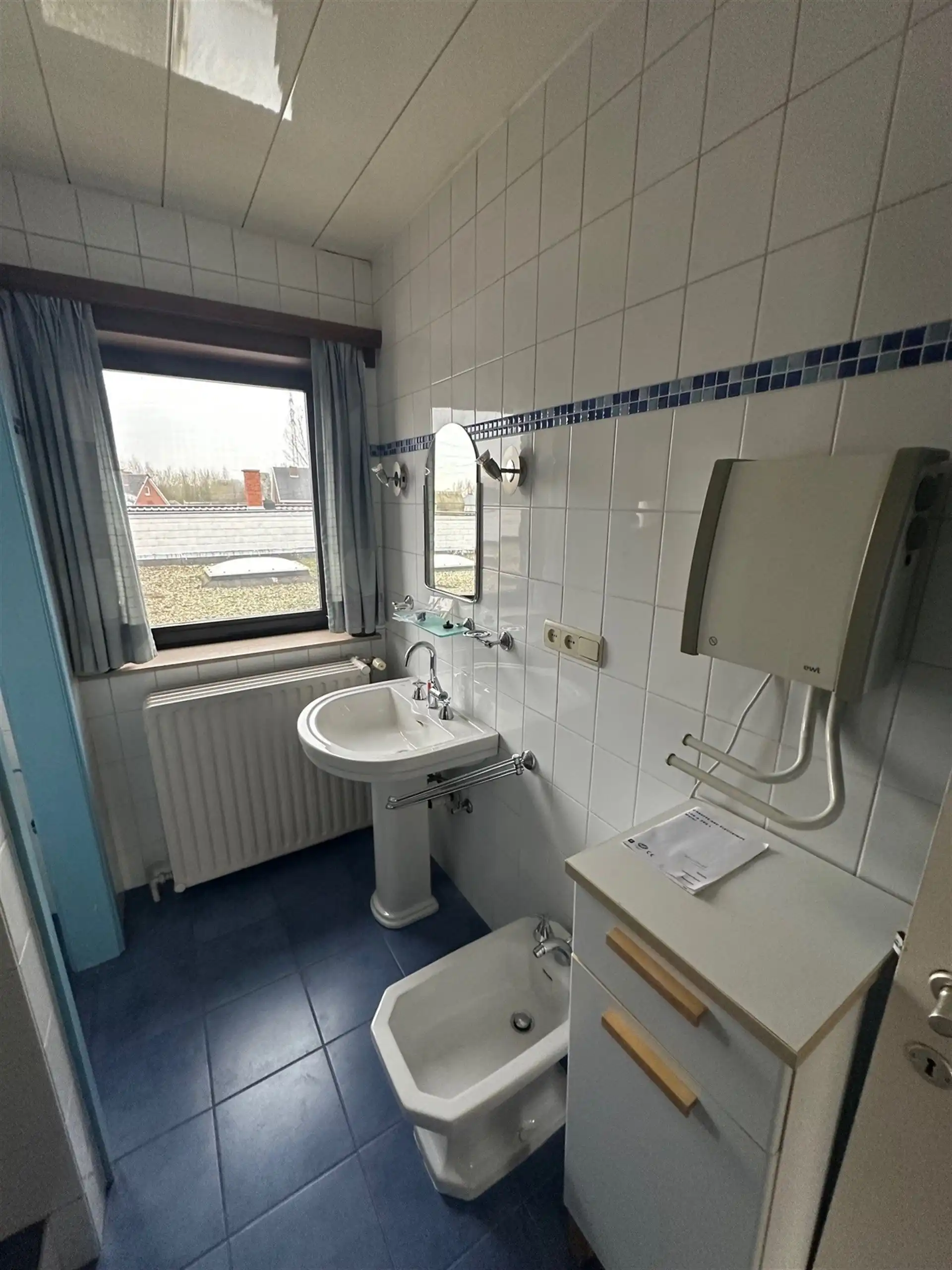 Ruim appartement met 3 slaapkamers boven handelszaak, vlot bereikbaar gelegen foto 9
