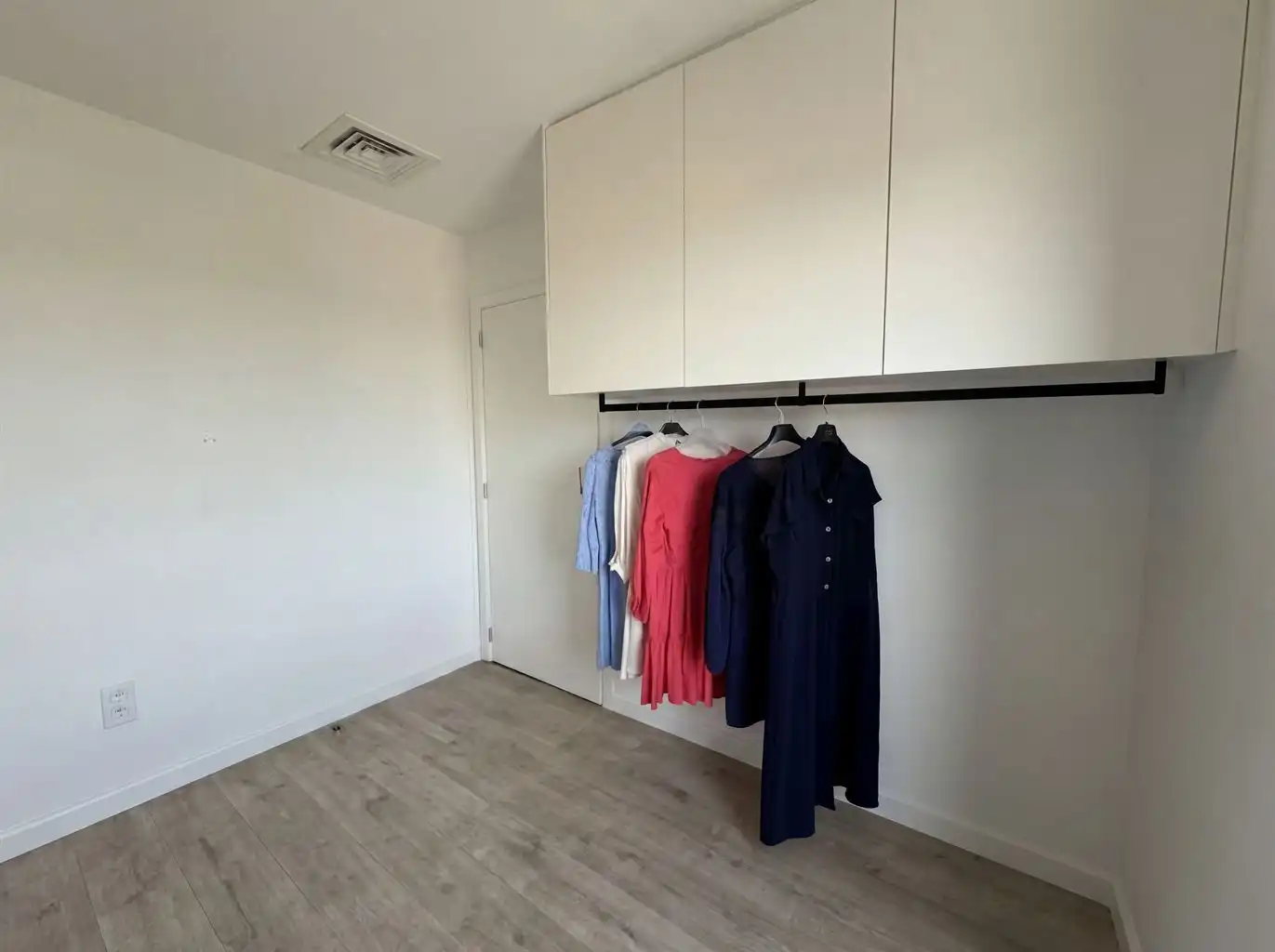 Zeer ruim en stijlvol 1-slaapkamer appartement met extra polyvalente ruimte en terrasje in het centrum van Neeroeteren.  foto 12