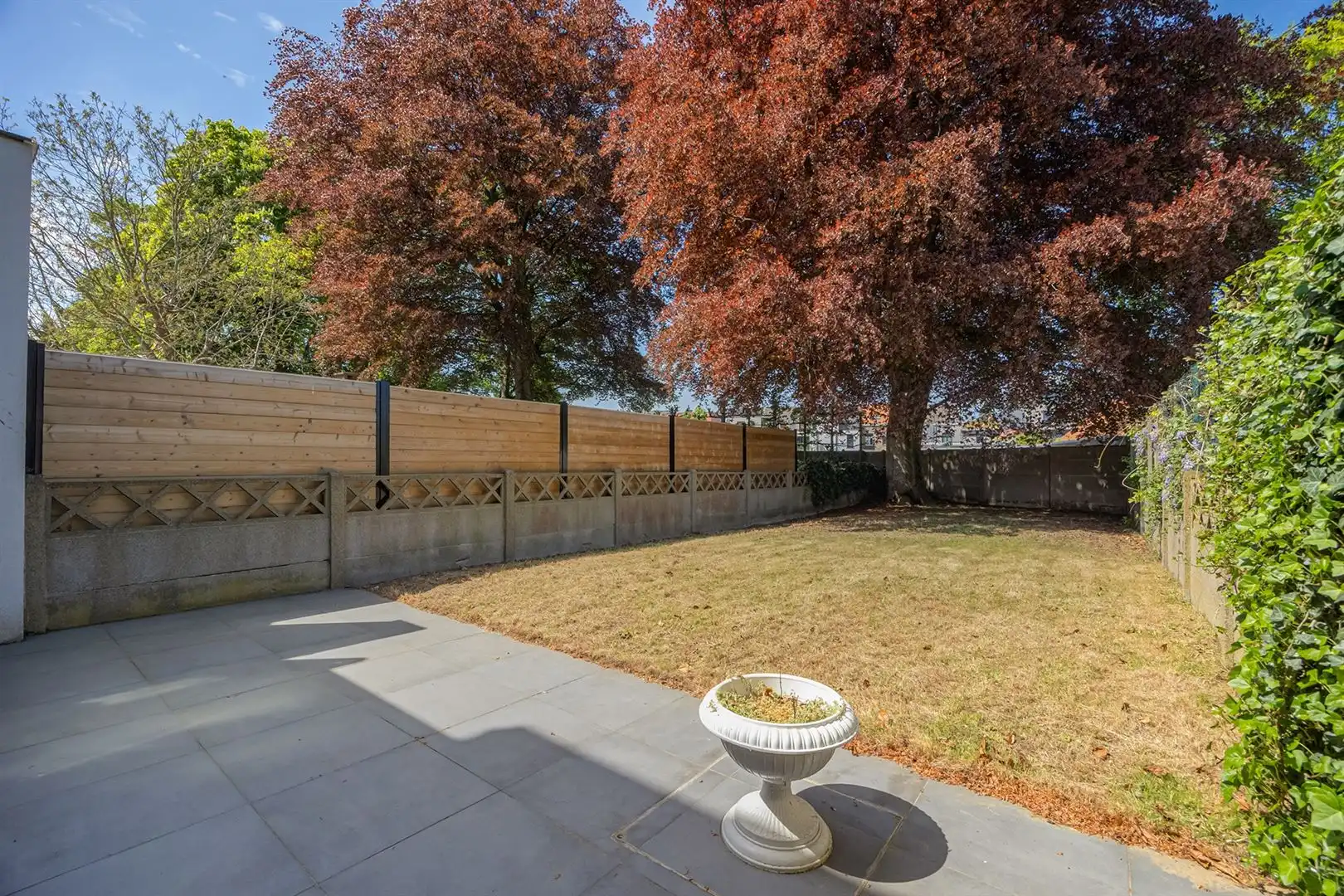 Ruime te renoveren woning met tuin in dorpscentrum foto 3