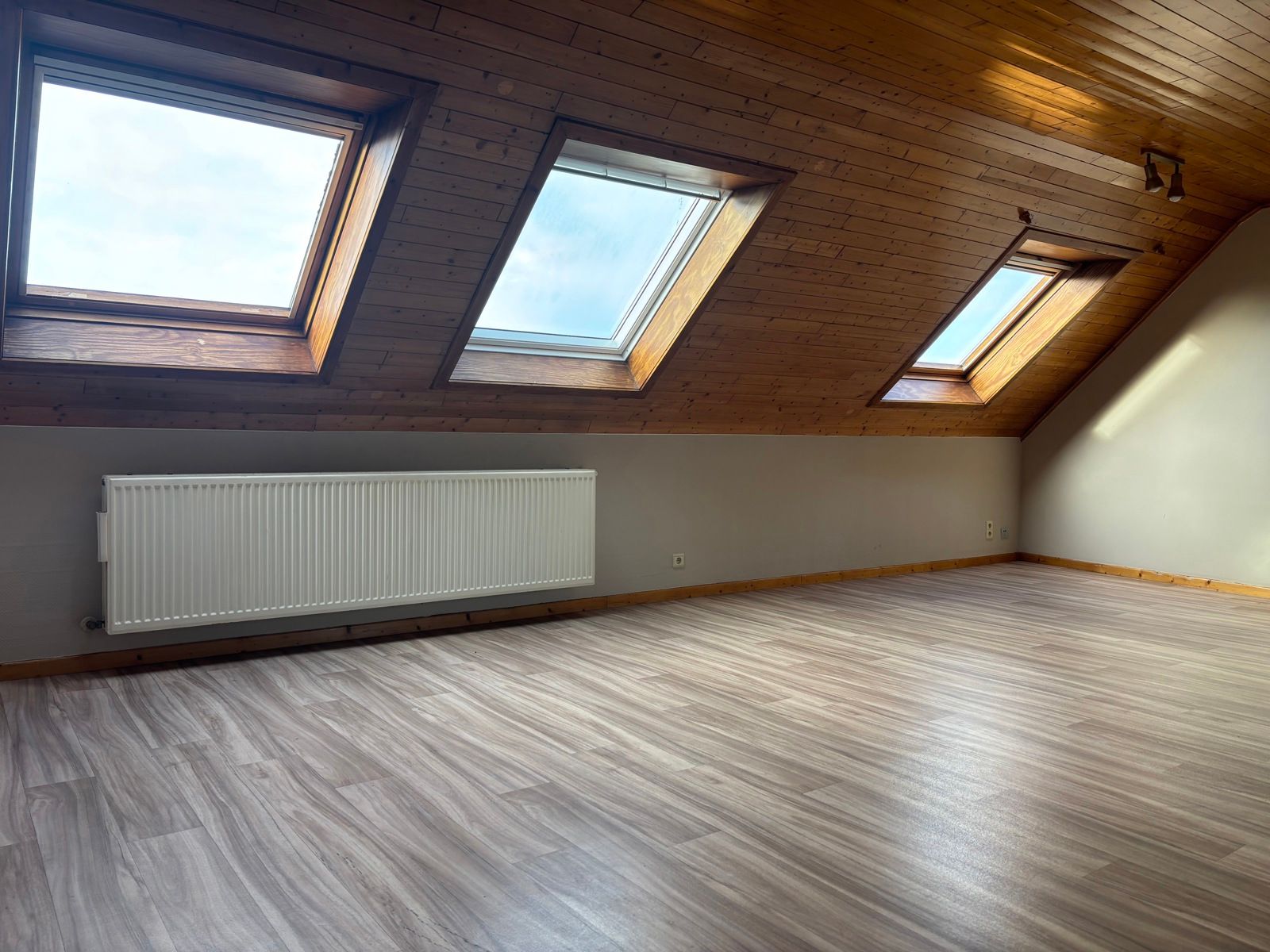 Ruim en lichtrijk dakappartement te huur in hartje Deinze foto {{pictureIndex}}