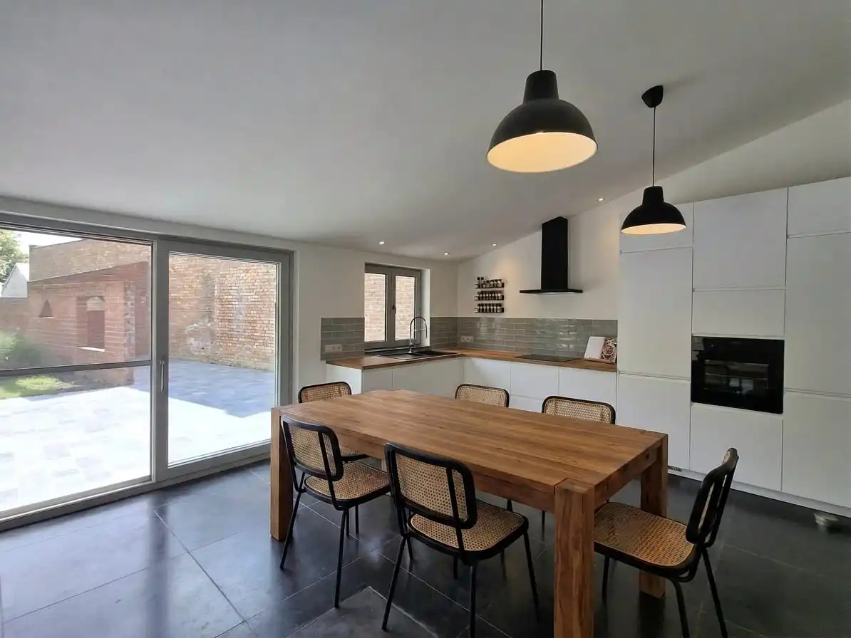CHARMANT GERENOVEERDE WONING MET 3 SLPKS | CARPORT EN TUIN foto 5