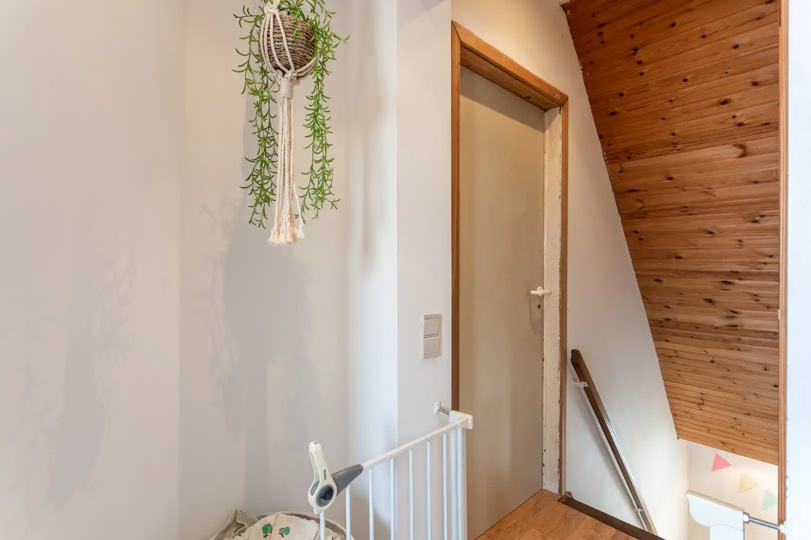 Instapklare woning met 4 slaapkamers en tuin te Huizingen foto 18