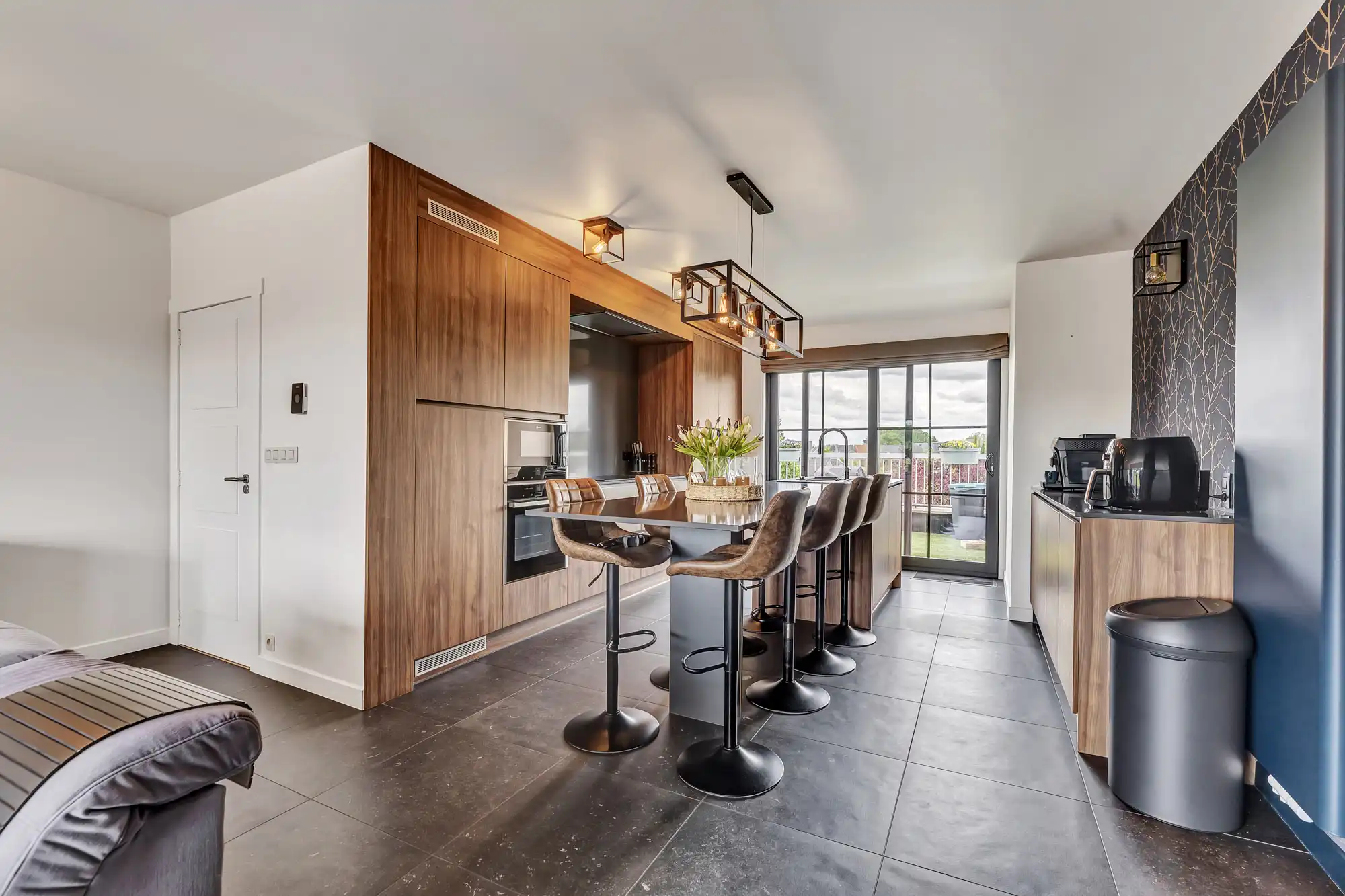 Gerenoveerd penthouse te koop met ruim terras foto 6