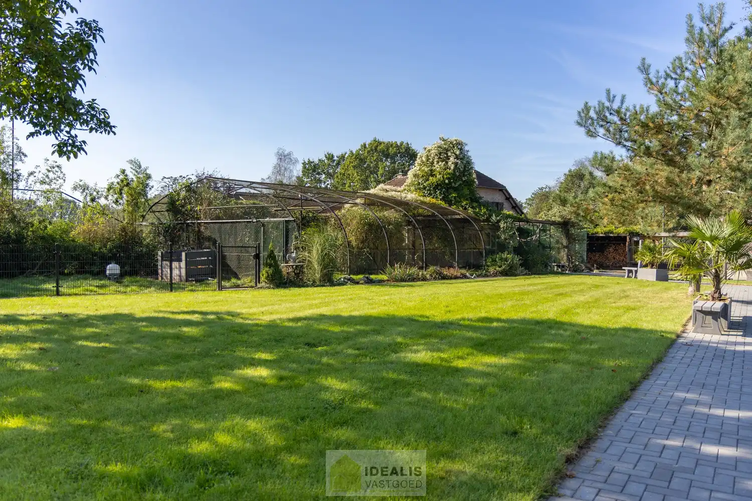 IDEALIS VASTGOED – KARAKTERISTIEKE INSTAPKLARE LANGGEVELHOEVE MET 5 SLAAPKAMERS, SFEERVOLLE LEEFRUIMTE EN AANSLUITEND VERANDA MET VOLZICHT OP DE PRACHTIGE TUIN EN ACHTERLIGGENDE WEILANDEN OP EEN PERCEEL VAN MAAR LIEFST 1,6 HECTARE (16.000M²)!! Deze karakteristieke hoeve uit 1904 omvat +- 231m² netto bewoonbare oppervlakte met een sfeervolle woonkamer die uitgeeft op de lichtrijke veranda, aansluitend een goed uitgeruste keuken voorzien van alle comfort, 5 slaapkamers waarvan één gelijkvloers en een badkamer voorzien van douche én dubbel badkamermeubel.. Deze langgevelhoeve biedt een unieke kans voor kandidaten op zoek naar een instapklare woning voorzien van alle comfort, ruimte en een prachtig aangelegde tuin met achterliggende weilanden. foto 35