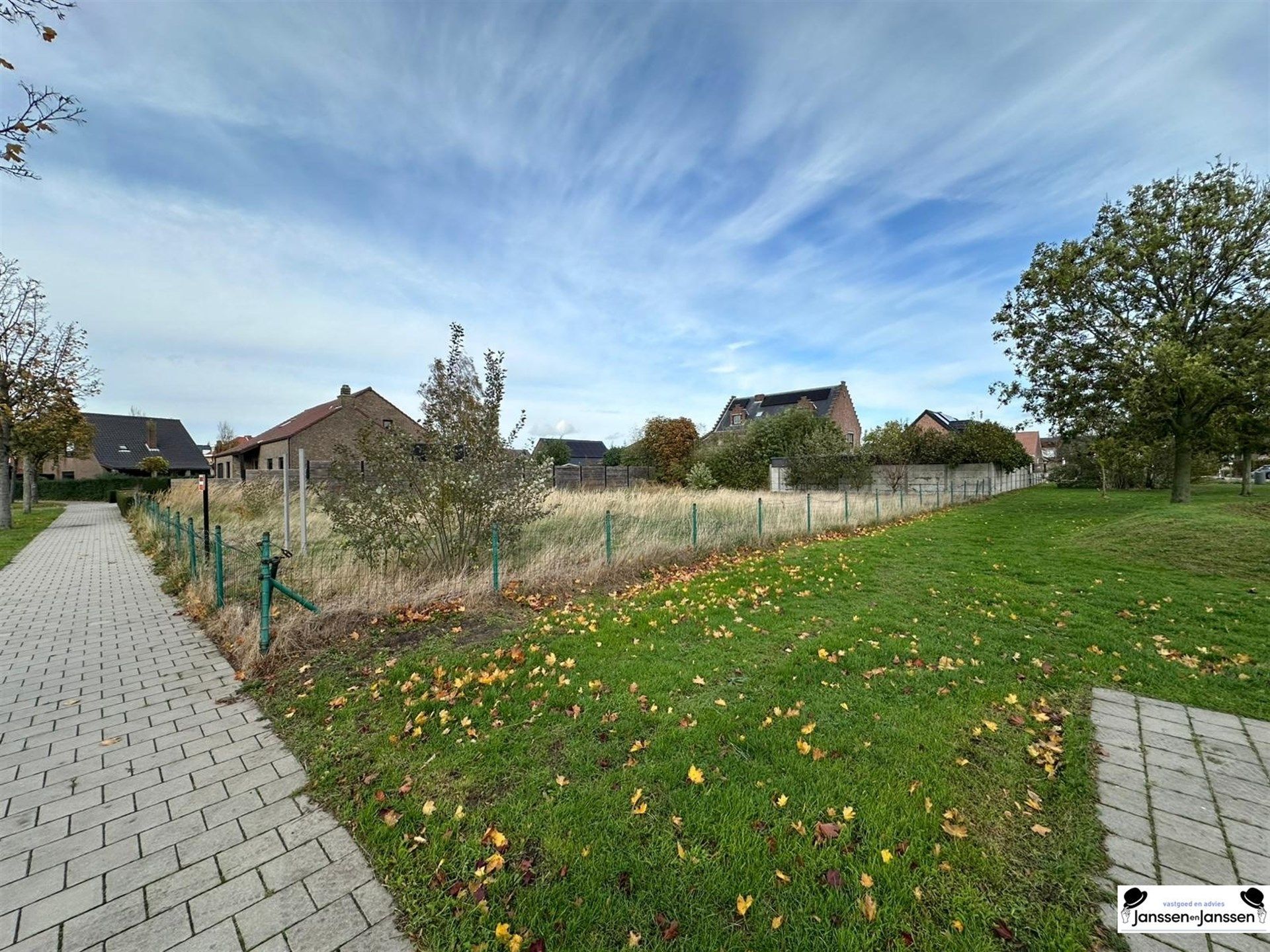 Mooi stuk bouwgrond voor halfopen bebouwing foto {{pictureIndex}}