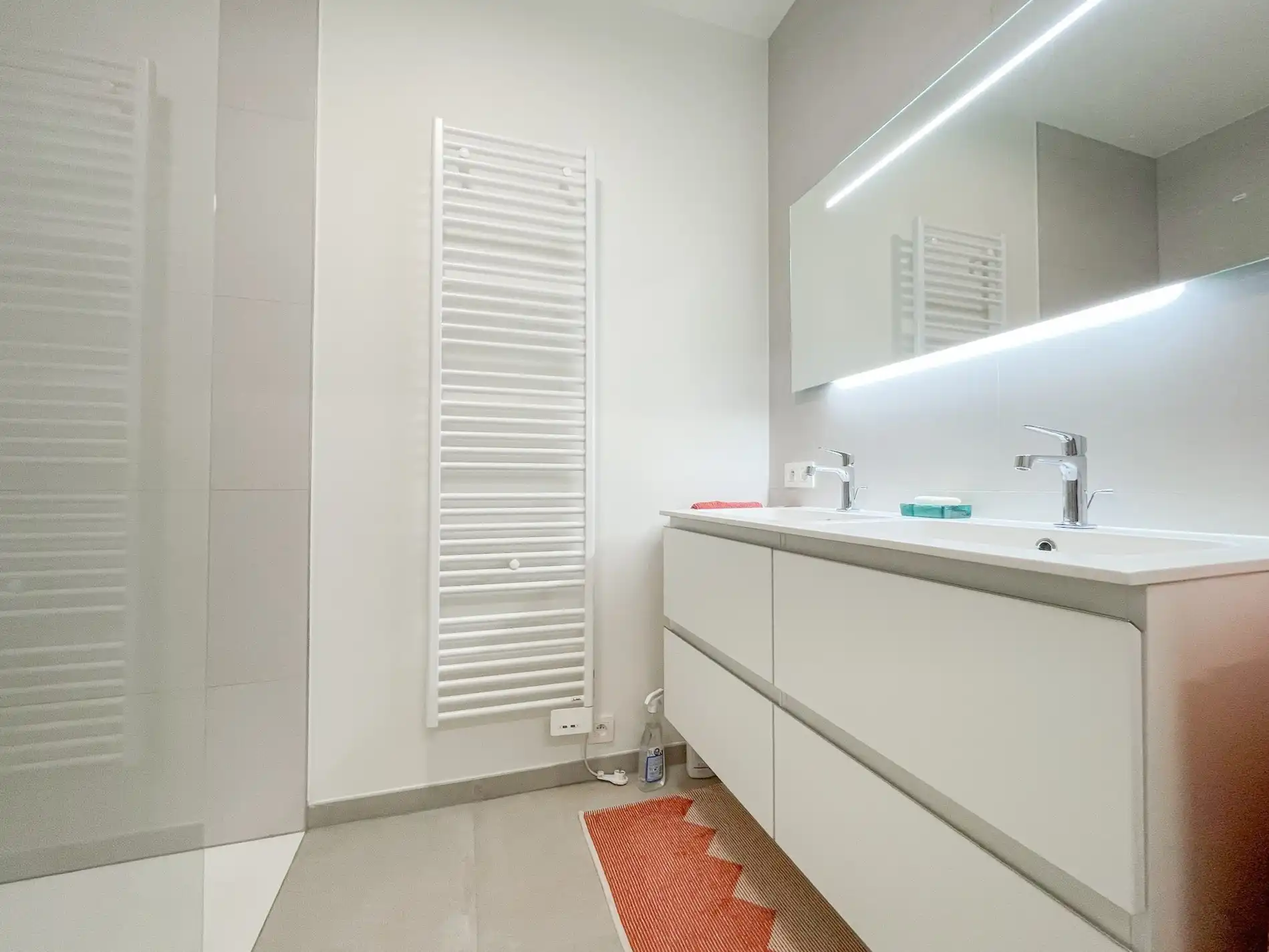 Subliem smaakvol ingericht hoek appartement gelegen in een recente residentie nabij de Dumortierlaan. foto 12