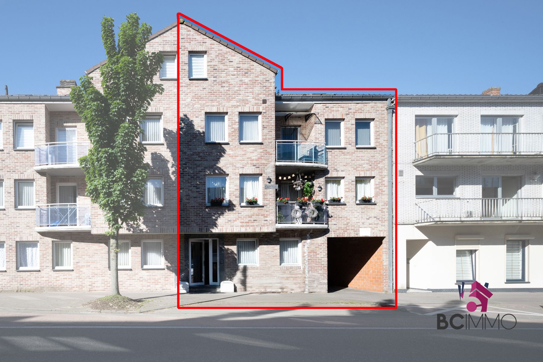 Instapklaar appartement met terras op toplocatie in Genk foto {{pictureIndex}}