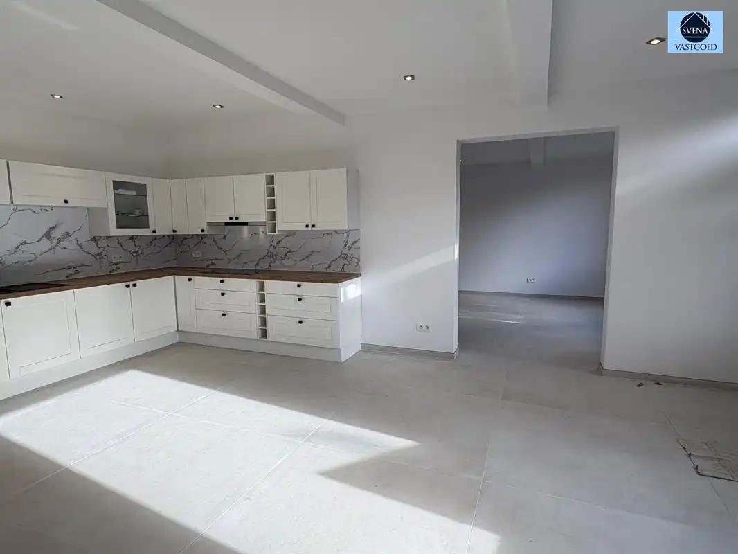 ZEER RUIME WONING MET 4 SLAAPKAMERS EN 2 GARAGES foto 9