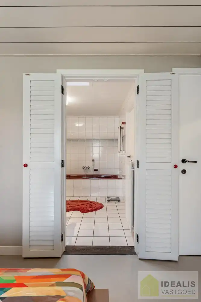 //INVESTERING – NIET VOOR EIGEN GEBRUIK// UITERST GOED ONDERHOUDEN GEZINSWONING OP EEN PRACHTIG, GROEN EN RUSTIG PERCEEL VAN MAAR LIEFST 11A &nbsp;MET LICHTRIJKE WOONKAMER, 3 KNAPPE SLAAPKAMERS, BADKAMER, AFGEWERKTE ZOLDERVERDIEPING EN ONDERGRONDSE GARAGE foto 24