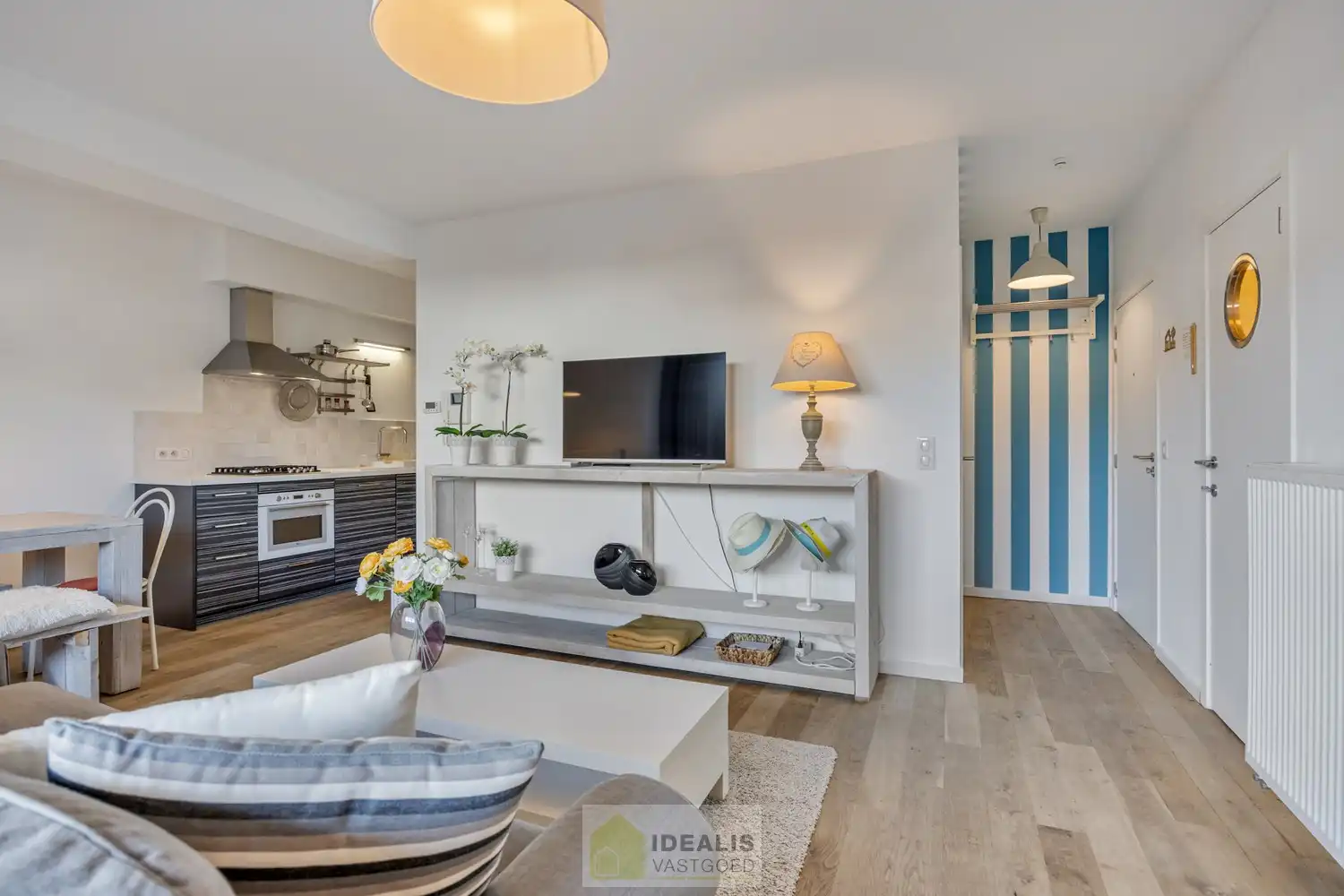 IDEALIS VASTGOED - HEERLIJK GELIJKVLOERS VAKANTIE-APPARTEMENT TE ZEEBRUGGE-BAD OP WANDELAFSTAND VAN HET STRAND EN DE DUINEN! EEN FIJNE PLEK BESTAANDE UIT EEN LICHTRIJKE LEEFRUIMTE MET OPEN KEUKEN EN BERGING, 1 RUIME SLAAPKAMER, 1 INPANDIGE KINDERKAMER, EEN EXTRA RUIM TERRAS EN EEN GOED TOEGANKELIJKE ONDERGRONDSE PARKEERPLAATS (AUTOLIFT) EN KELDERBERGING! foto 9