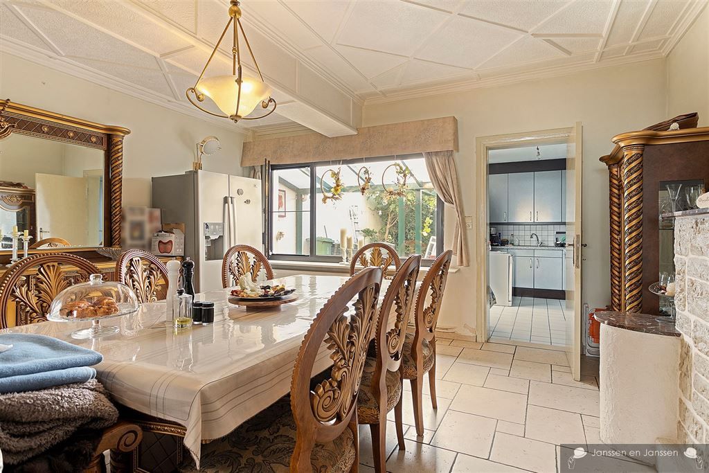 Zeer ruim huis met hoge plafonds, tuin en vier slaapkamers foto 14