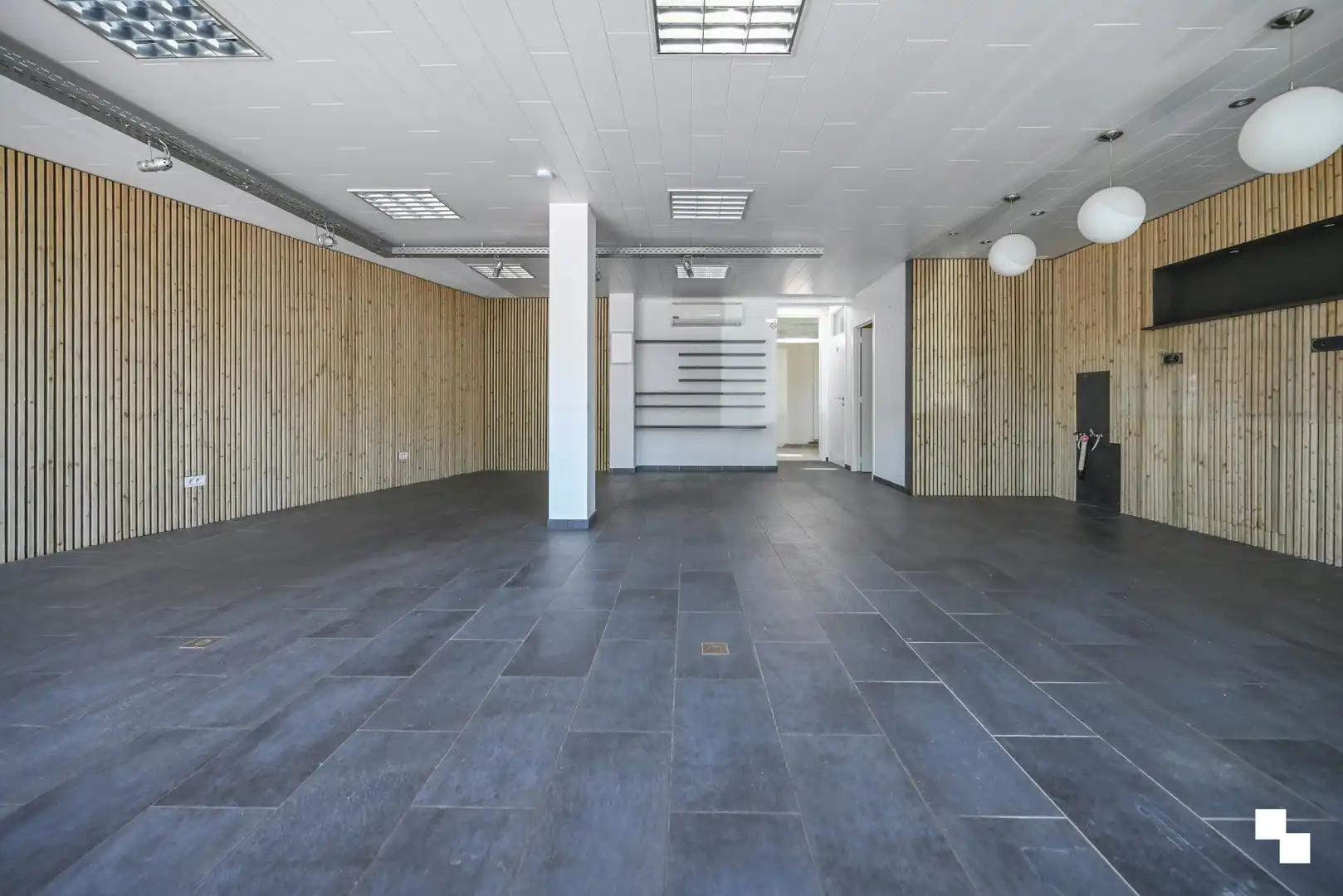 Uiterst goed gelegen commerciële ruimte te Bosmolens foto 5