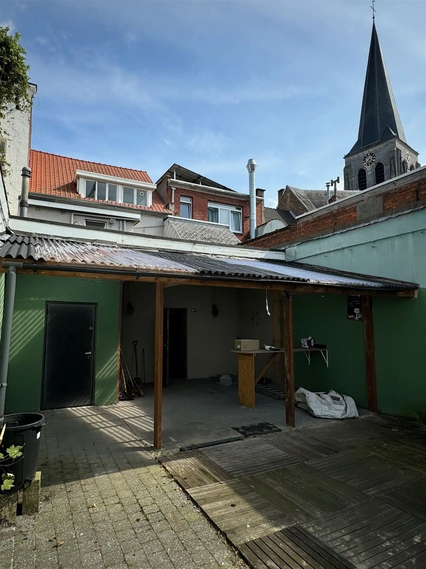 Polyvalent handelshuis met bovenwoonst aparte ingang en in 2 straten uitkomend. foto 26