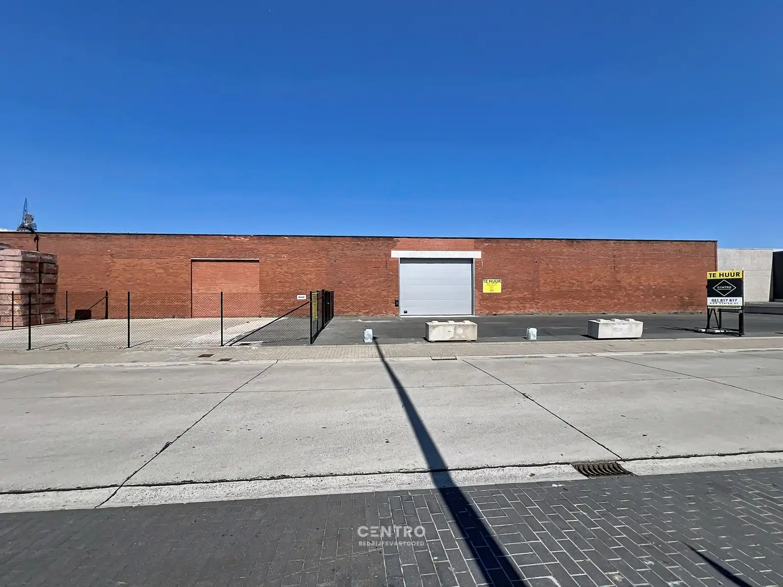 Magazijn van 2.400 m², extra parking en geïntegreerde kantoorruimte in nabijheid van vele baanwinkels vlak bij de RING van Poperinge ! foto 5
