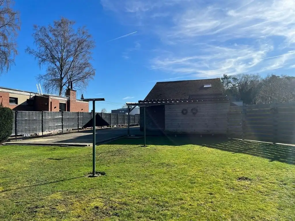 Charmante, vrijstaande woning met garage, carport en tuinhuis foto 6