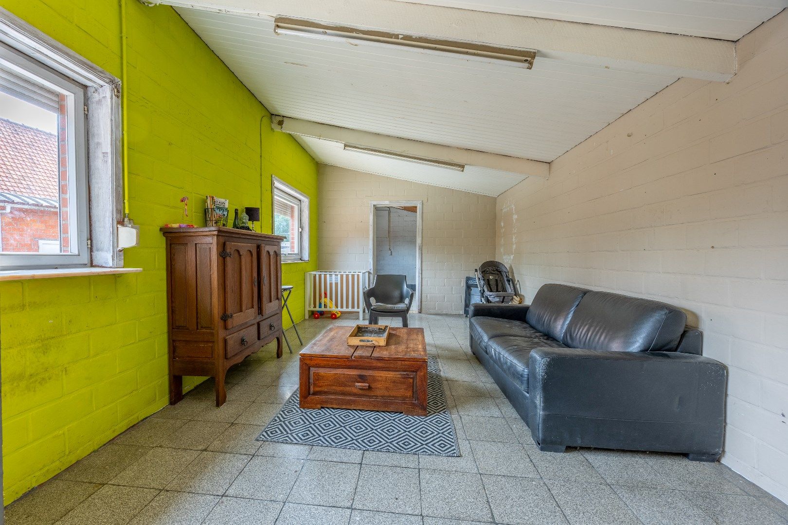 Verder op te knappen woning op 1.218 m² grond foto 14