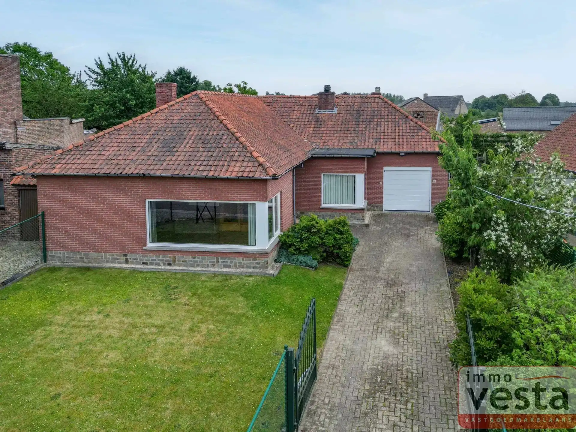 Hoofdfoto van de publicatie: Bungalow met vier slaapkamers, inpandige garage en ruime tuin in Kortessem