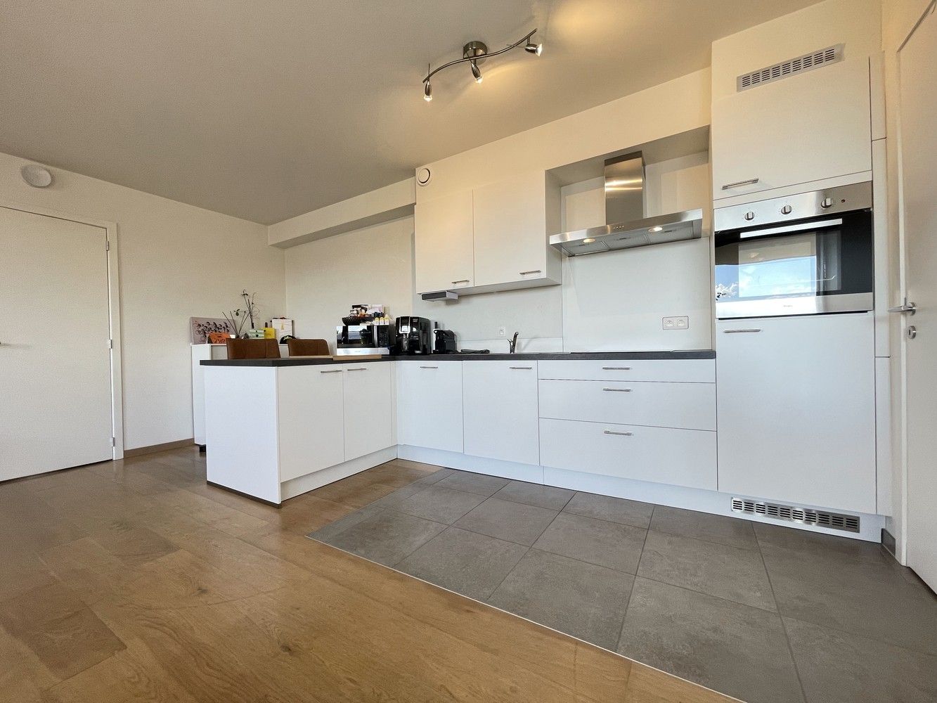 Net appartement met 2 slaapkamers, terras en autostaanplaats foto 2