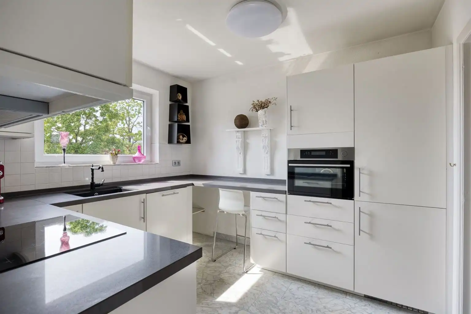 Ruim, gerenoveerd 2-slaapkamer appartement met terras, garagebox en aparte berging, gelegen vlak bij het centrum van Maaseik. foto 4