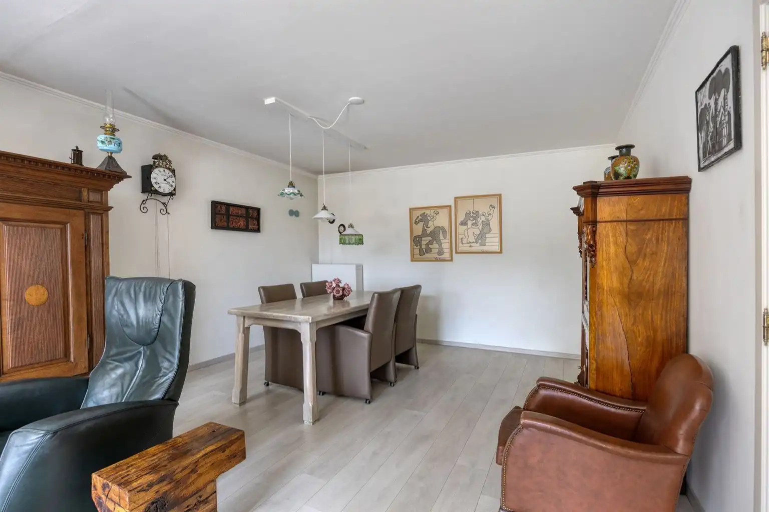 Ruim, gerenoveerd 2-slaapkamer appartement met terras, garagebox en aparte berging, gelegen vlak bij het centrum van Maaseik. foto 4