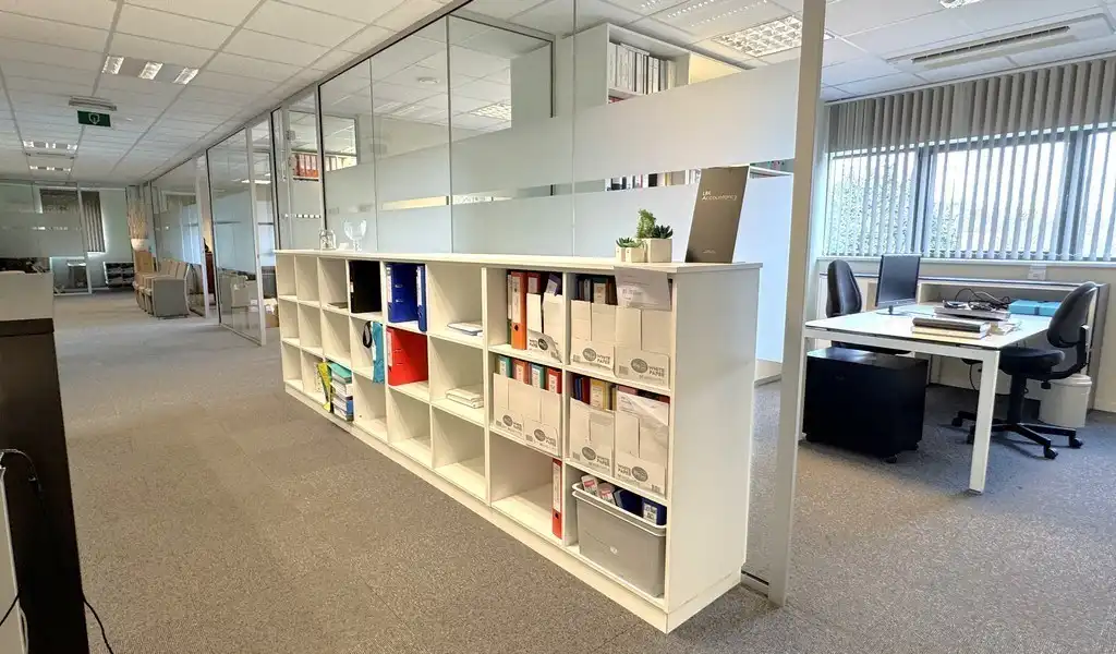 Ingedeelde kantoorruimte met visibiliteit te huur in Sint-Martens-Latem foto 4