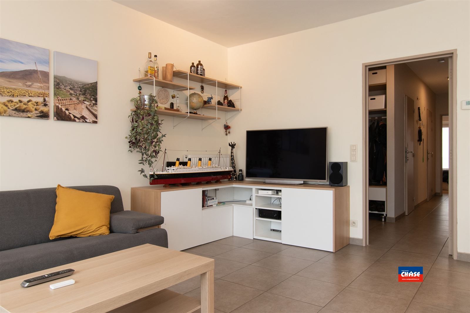 Ruim instapklaar appartement met 2 slaapkamers + terras + P foto 6