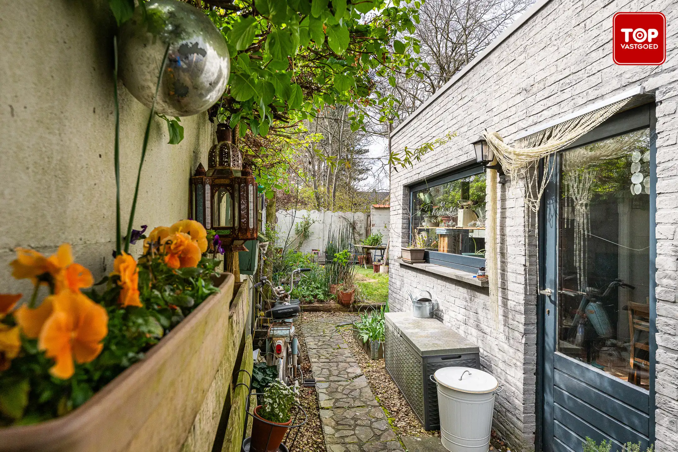 Op te frissen halfopen bebouwing met leuke tuin. foto 22