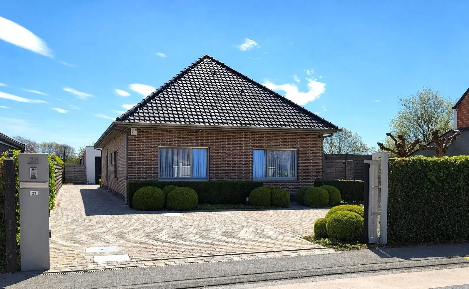 Deze ruime en uitstekend onderhouden villa-bungalow op een perceel van 1.264 m² combineert comfort, functionaliteit en een aangename woonbeleving met een zuidgericht terras en een prachtig aangelegde tuin met zwembad en badhuis. foto {{pictureIndex}}