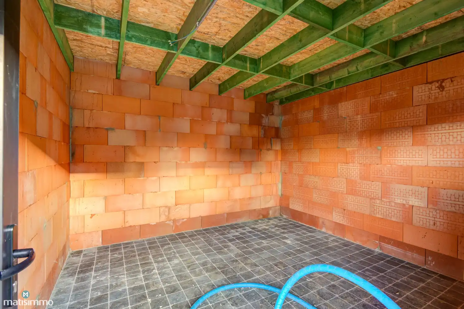 VOLLEDIG AFGEWERKTE EN GESCHILDERDE NIEUWBOUWWONING (EPB E10) MET 3 SLAAPKAMERS, OVERDEKT TERRAS, 2 GARAGES, KELDER EN AANGELEGDE TUIN IN WERM foto 36