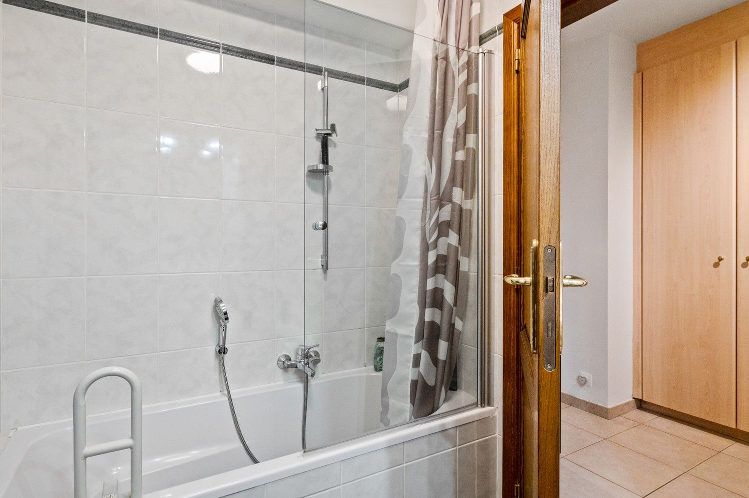 Gelijkvloers appartement met 2 slaapkamers en garagebox in hartje Wommelgem! foto 15