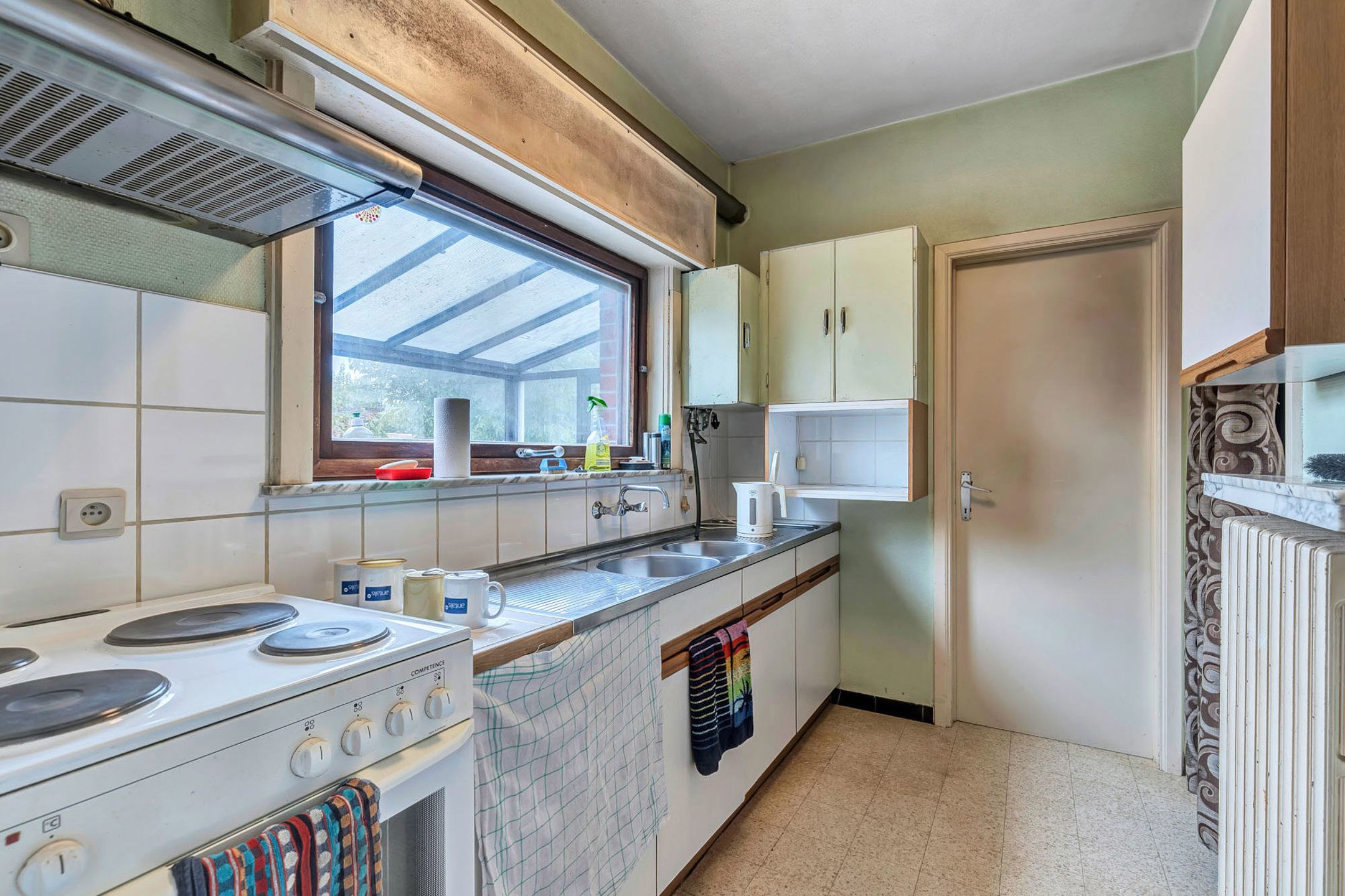 Halfopen woning met veel potentieel op ruim perceel foto 4